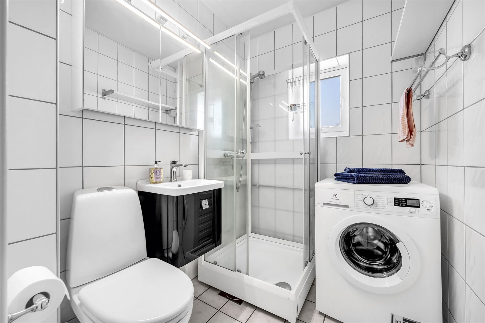 Bad rehabilitert i regi av borettslaget rundt år 2000. Opplegg for vaskemaskin. Innredning og speilskap fra 2021. Galleribilde