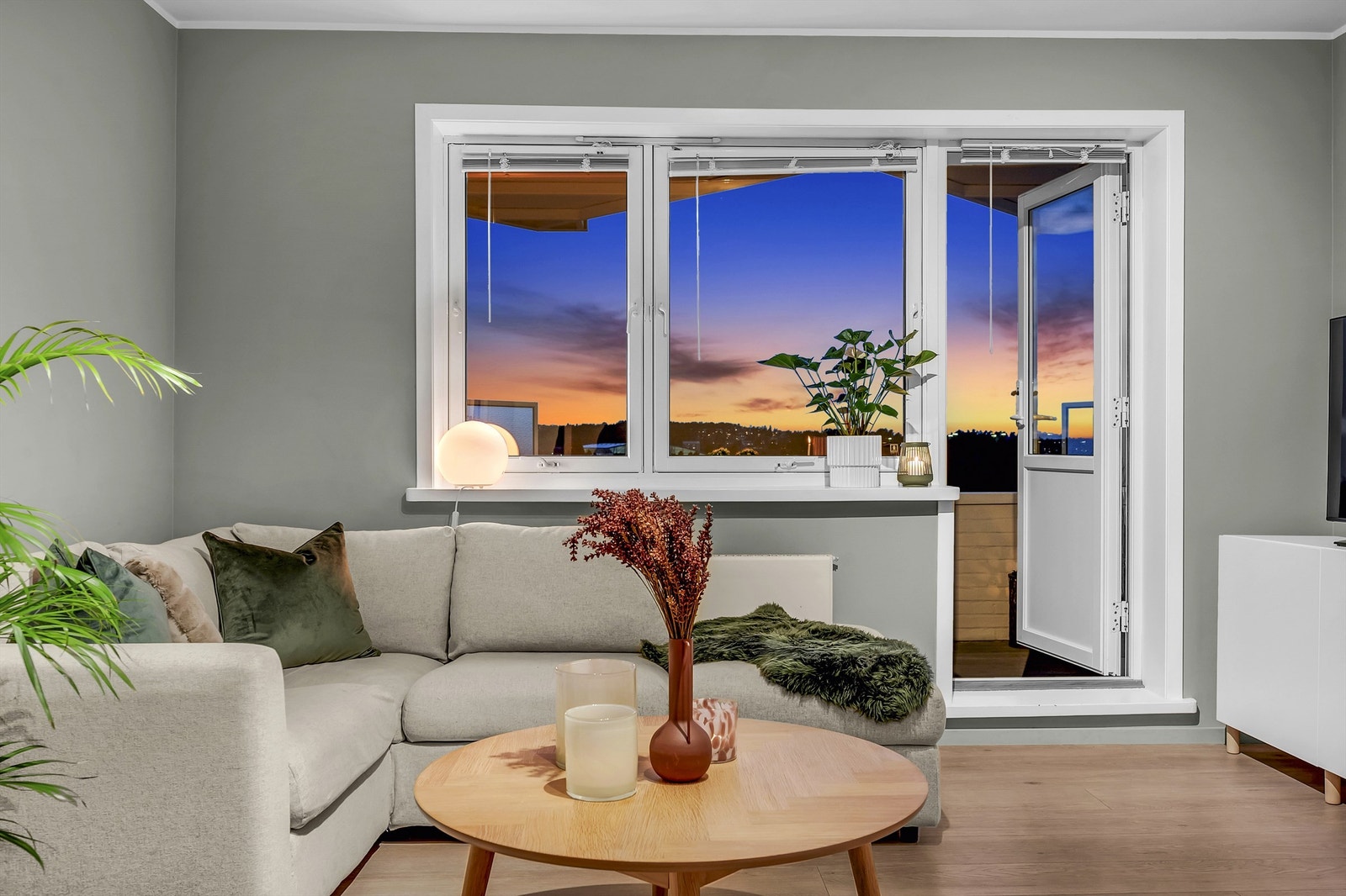 Herlig kveldsstemning i stuen. Galleribilde