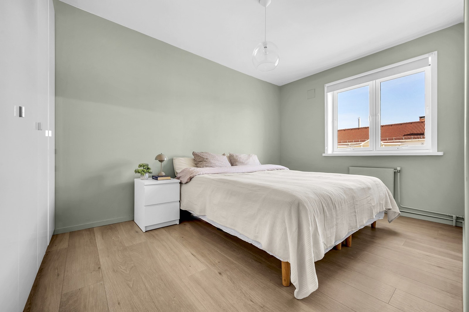 Soverommet måler over 12 kvm (inkl. medfølgende garderobe) og har godt med plass til både en større seng og tilhørende nattbord på hver side. Galleribilde