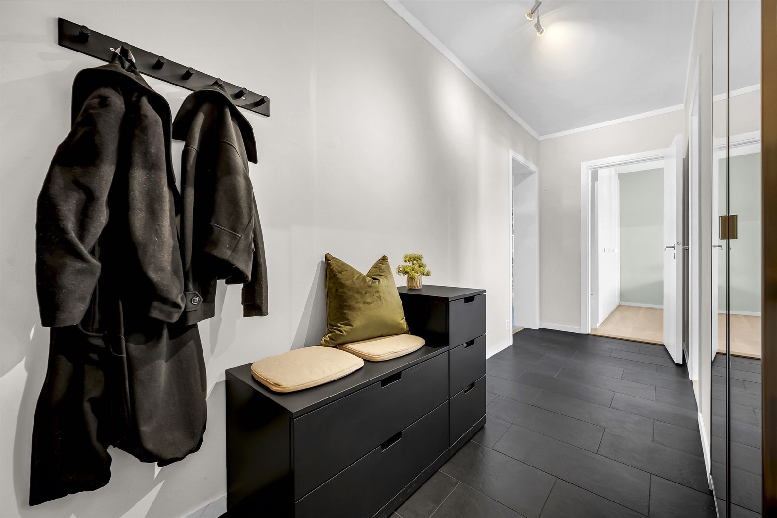 Velkommen inn. Gangen er av svært god størrelse og det er plass til både diverse oppheng, garderobeskap og sittebenk/kommode. Galleribilde