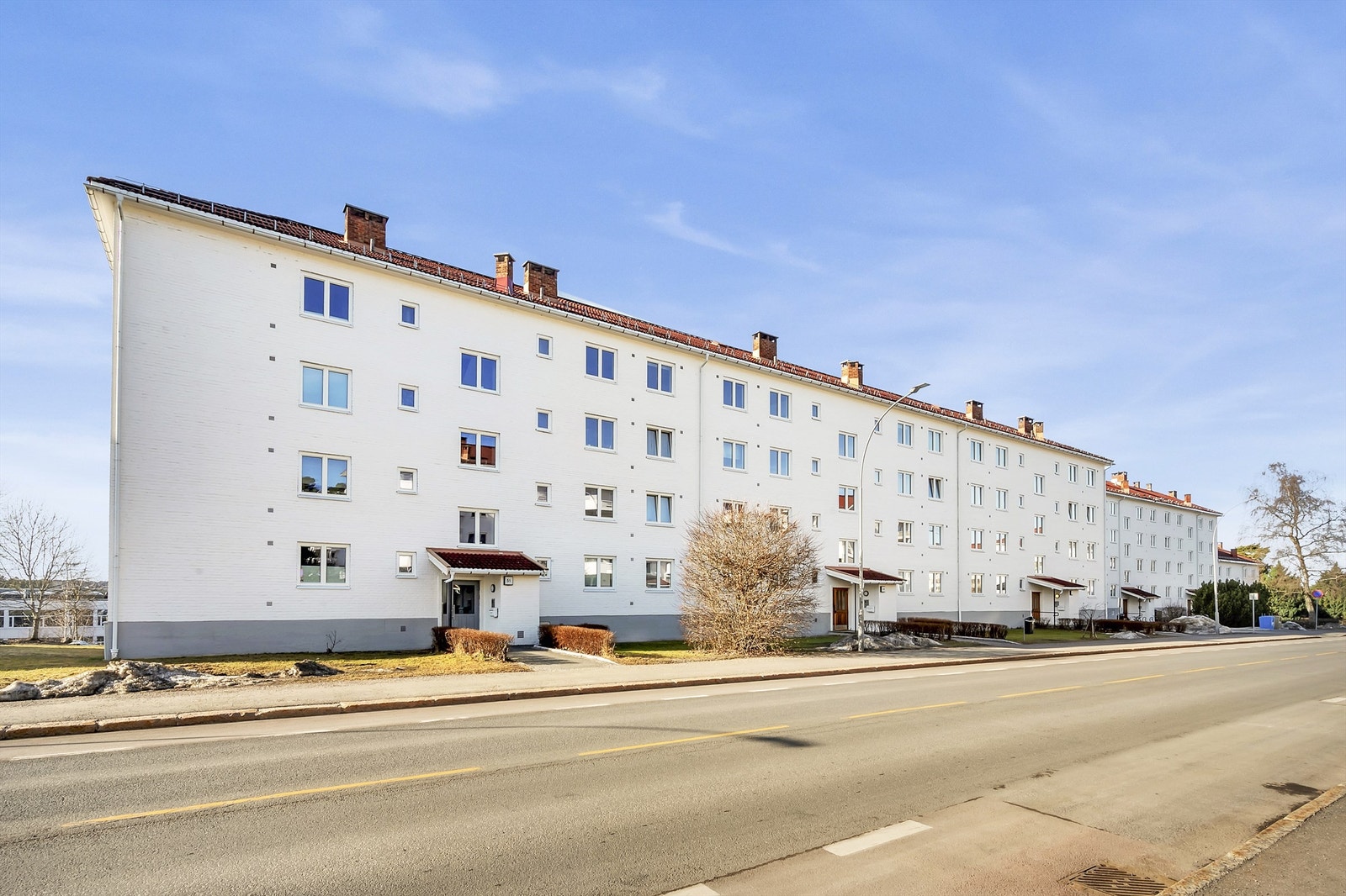 Blokkens inngangsparti. Det medfølger 2 boder - én på loftet og én i kjelleren. Galleribilde