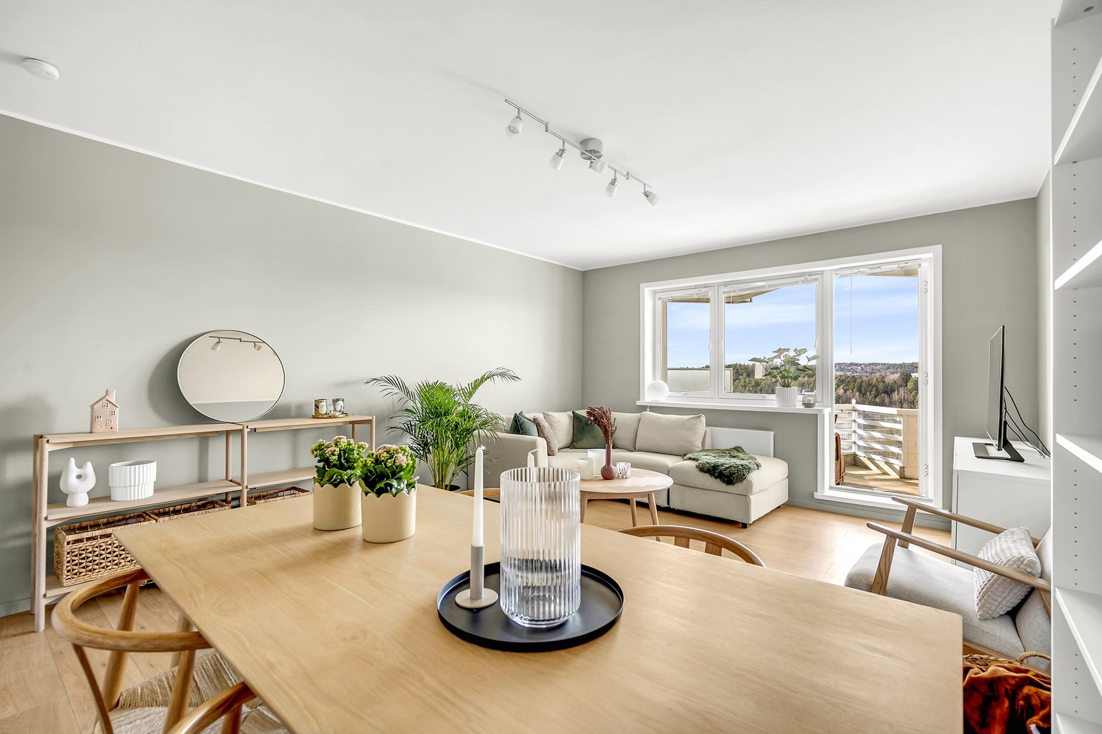 Rommet er enkelt å møblere og har sine "naturlige" soner med god plass til både en større sofa, tv-møblement og spisebord. Galleribilde