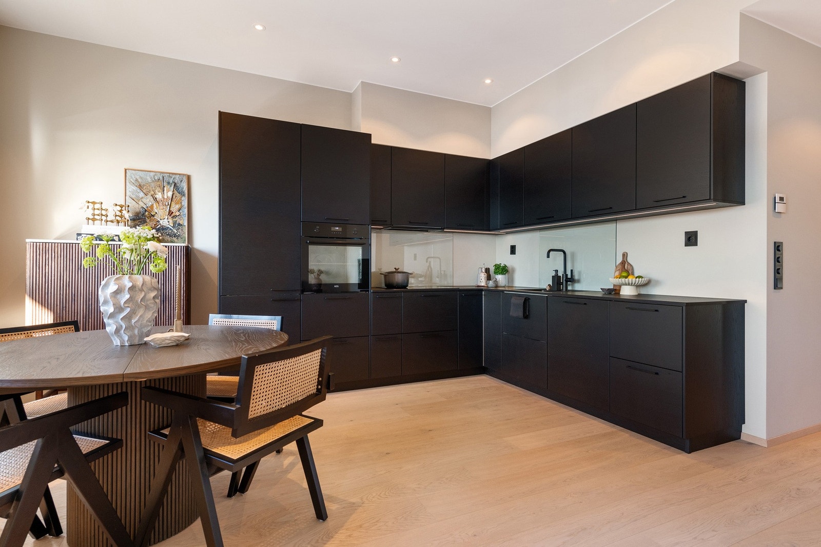 Kjøkkenet har godt med skap og benkeplass. Galleribilde