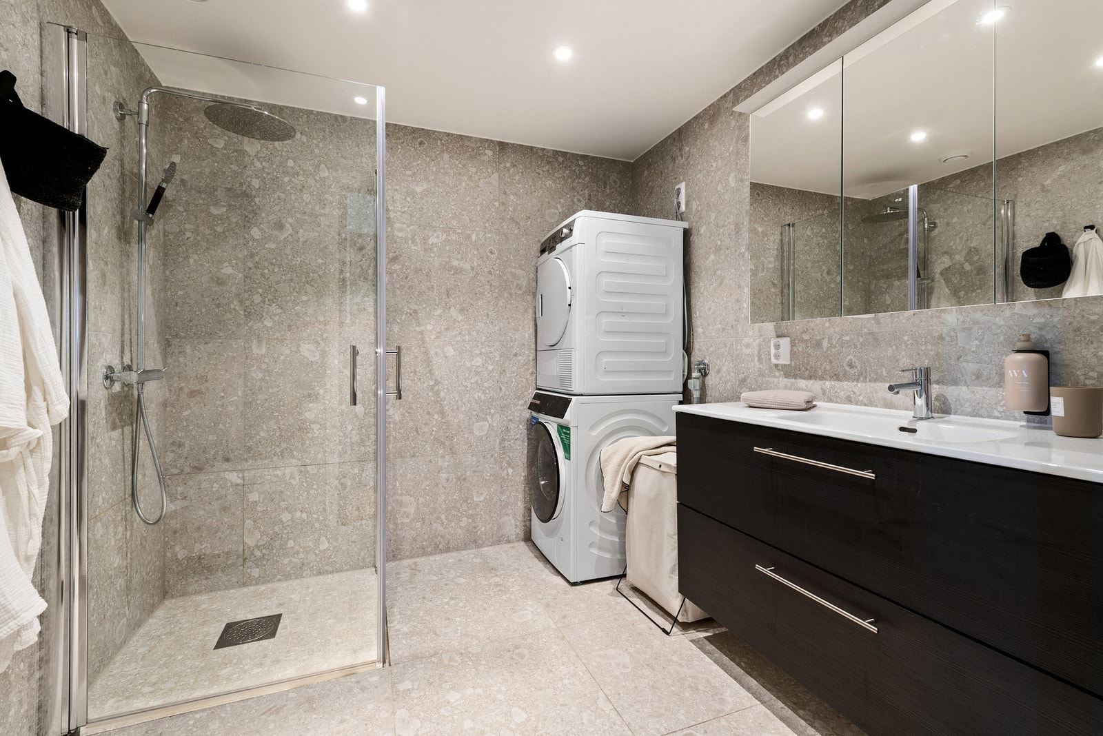 I tillegg til badet har leiligheten et eget toalettrom. Galleribilde