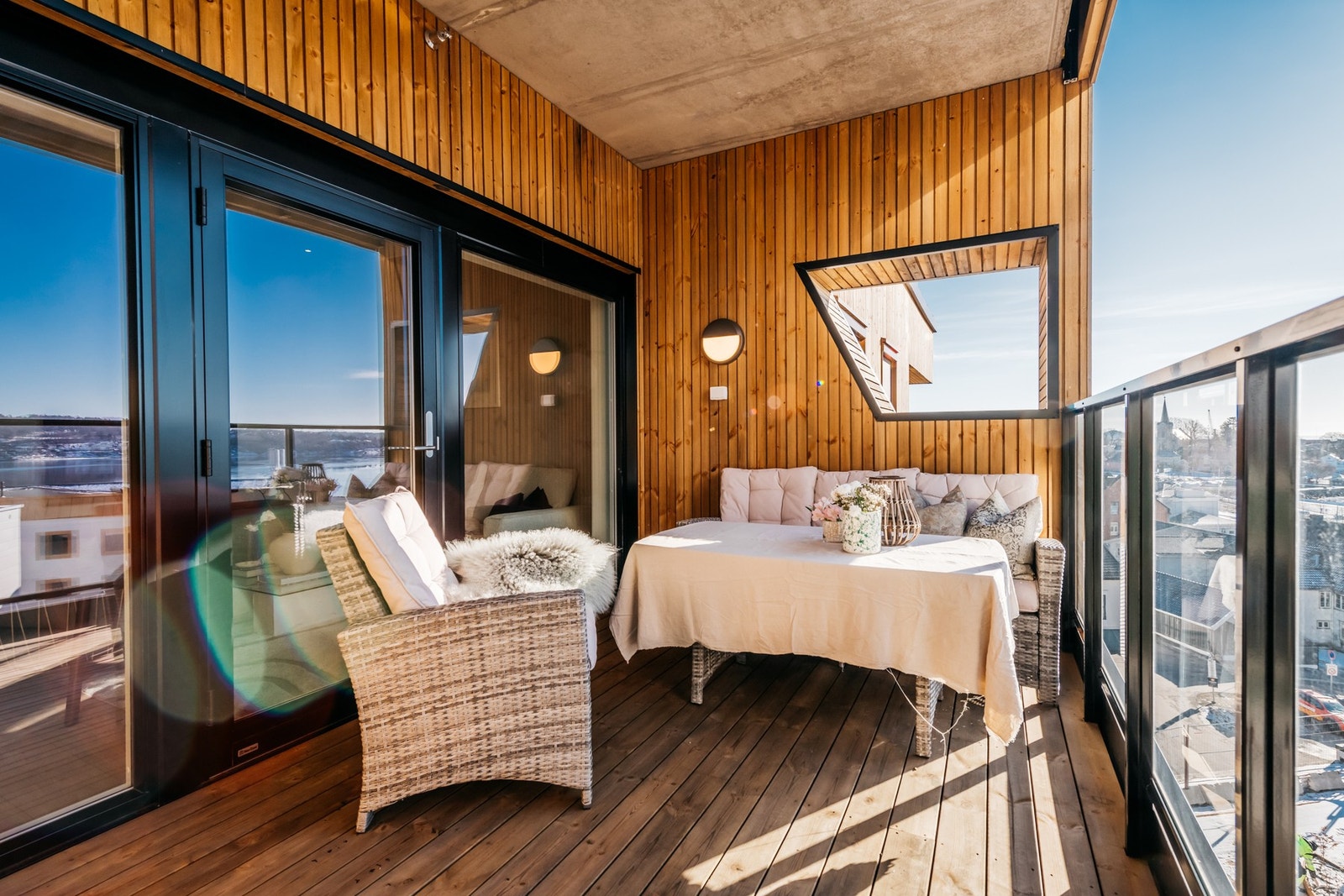 Det er god plass til sittegrupper på balkongen. Galleribilde