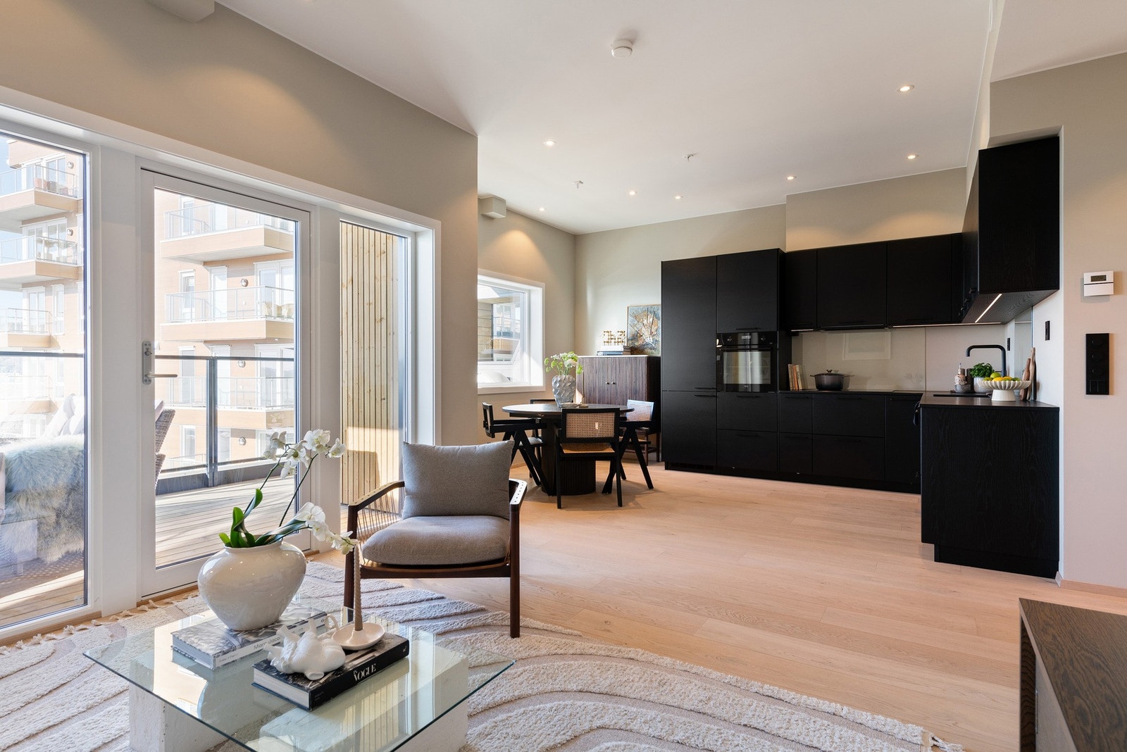 Sutue og kjøkken i åpen løsning. God plass til spisebord. Galleribilde