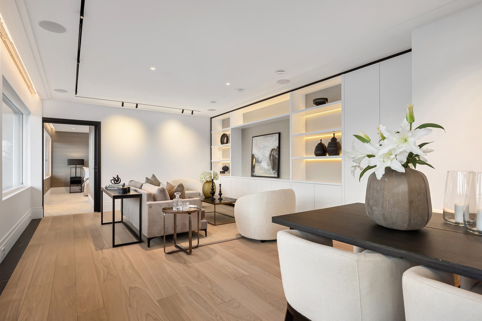 I stuen er det god plass til både sofa og spisestue. Galleribilde