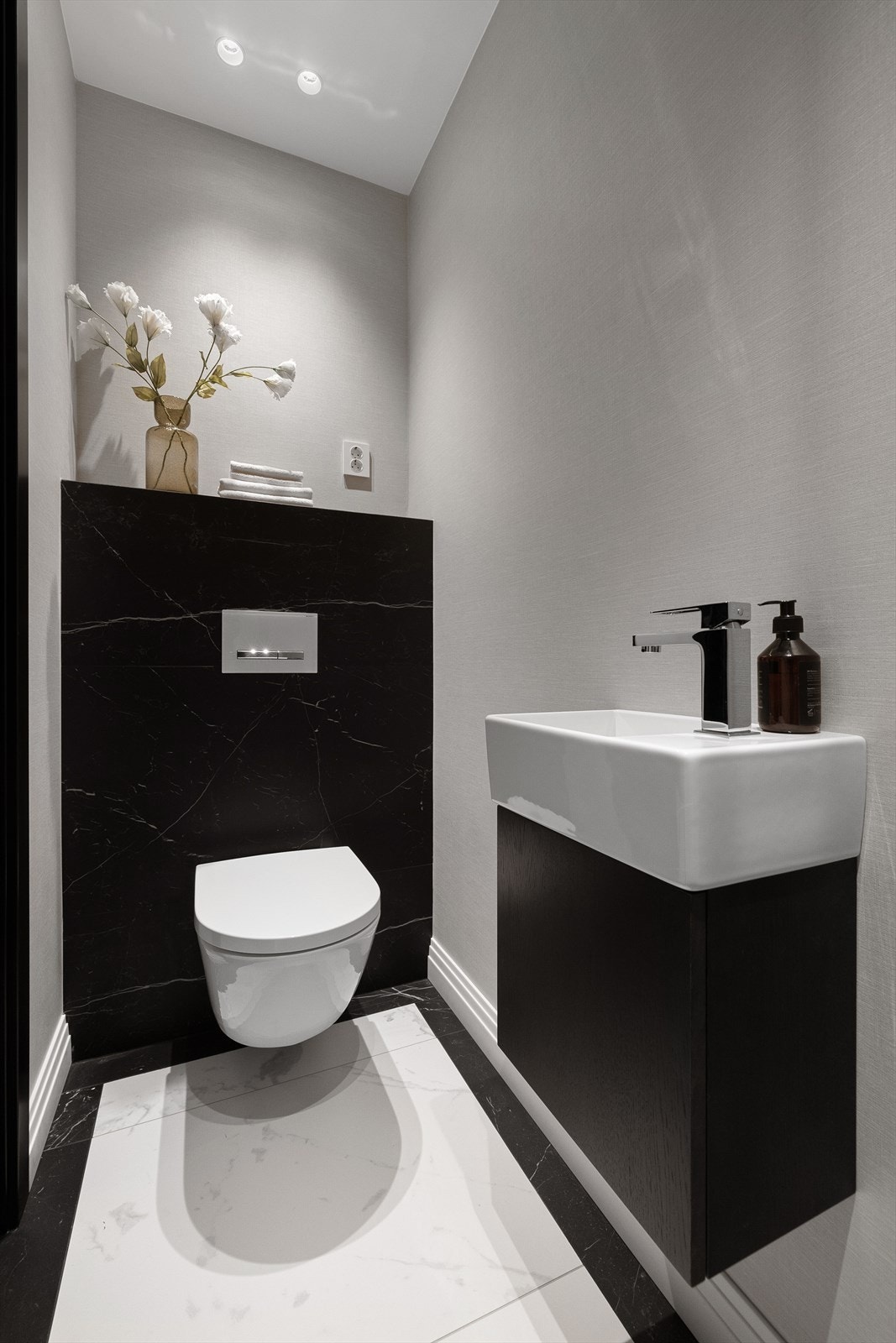 Badet er innredet med dusjnisje, servant og toalett. Galleribilde