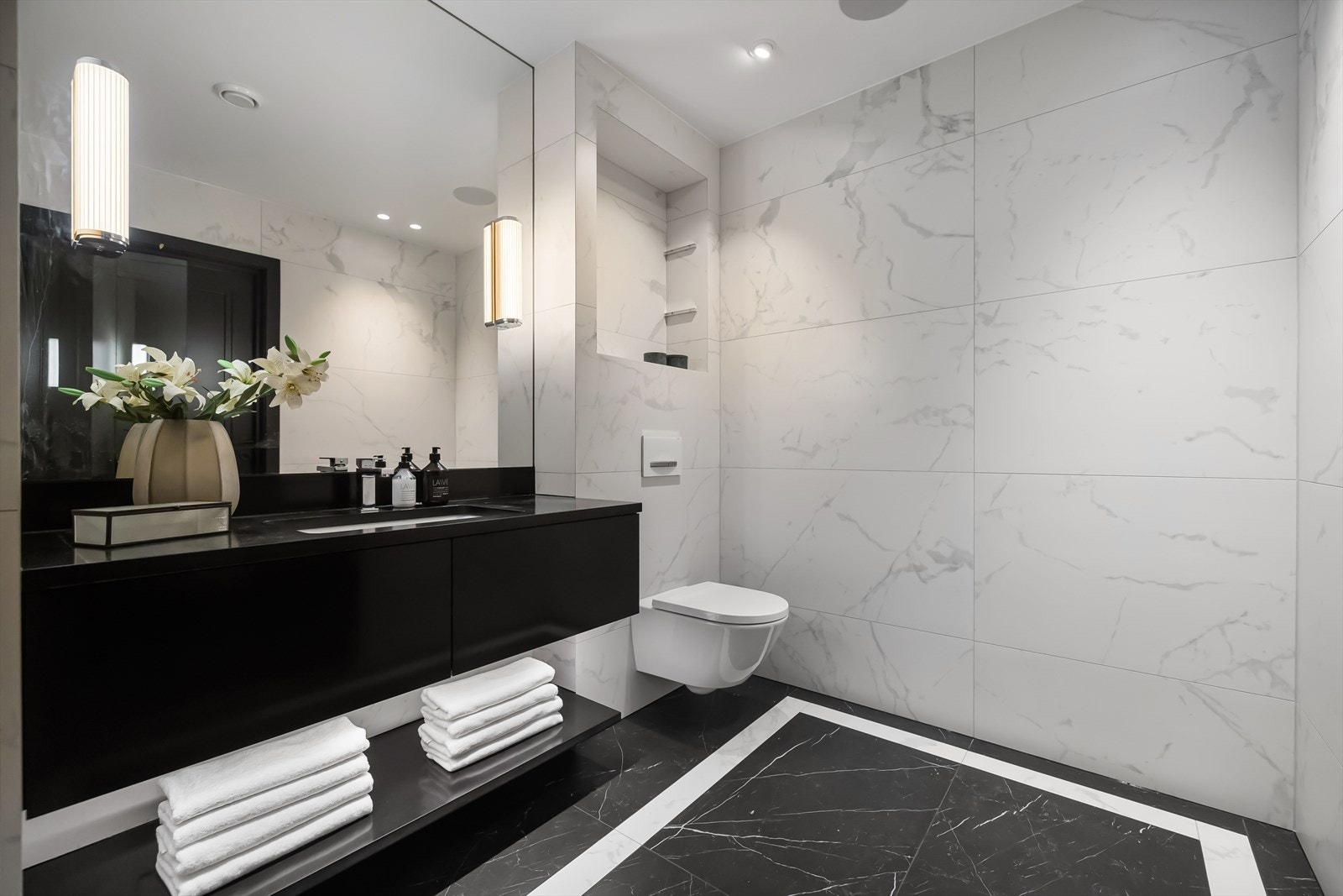 Badet er designet med fokus på luksus og kvalitet, med italienske fliser av typen "I Classici Marquinia" og "Origines De Rex Blanc". Galleribilde