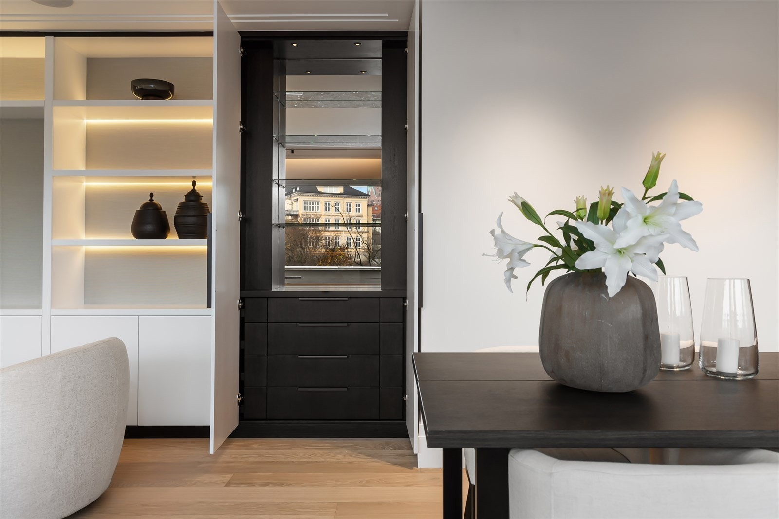 Gjennomgående er moderne overflater og eksklusive løsninger med fokus på kvalitet uten å gå på kompromiss med det stilrene designet. Galleribilde