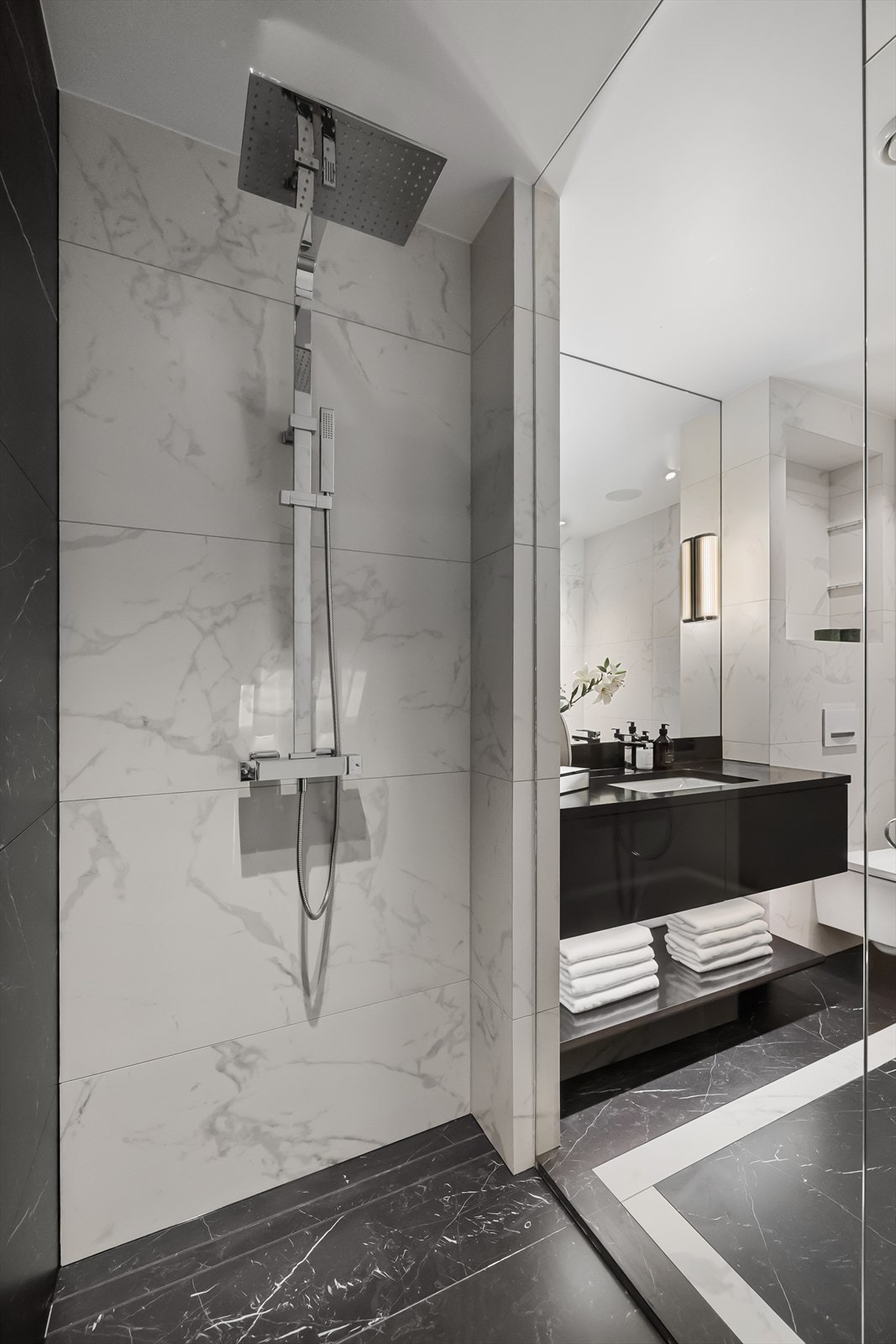 Romslig dusjnisje med regnfallsdusj, hånddusj og glassdører. Galleribilde