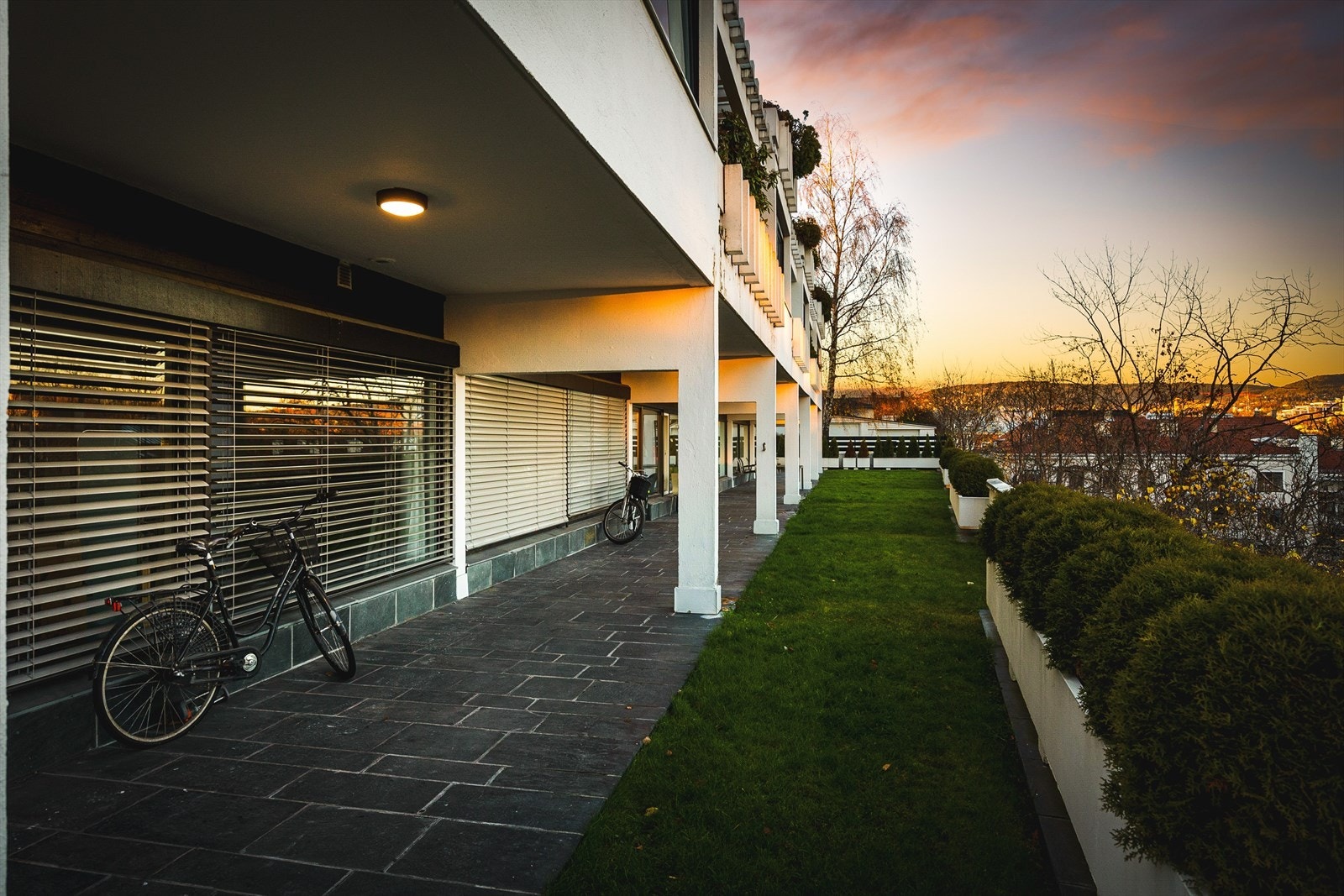 Området er skjermet for innsyn, og byr på flott utsikt og meget gode solforhold. Galleribilde