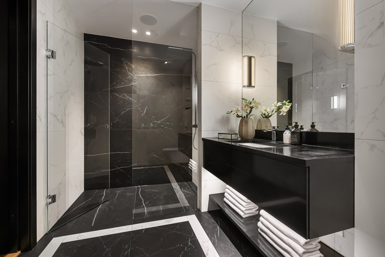 Gulvvarme og downlights i himlingen skaper en behagelig atmosfære. Galleribilde