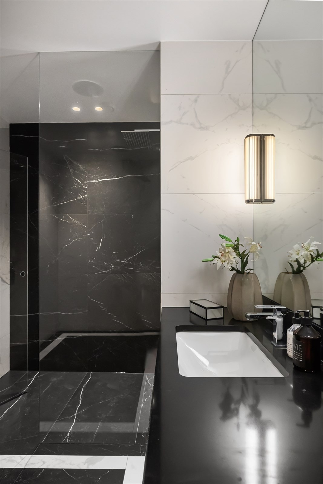 Baderomsinnredningen er spesialtilpasset rommet, og har servant fra kvalitetsmerket Villeroy & Boch. Galleribilde