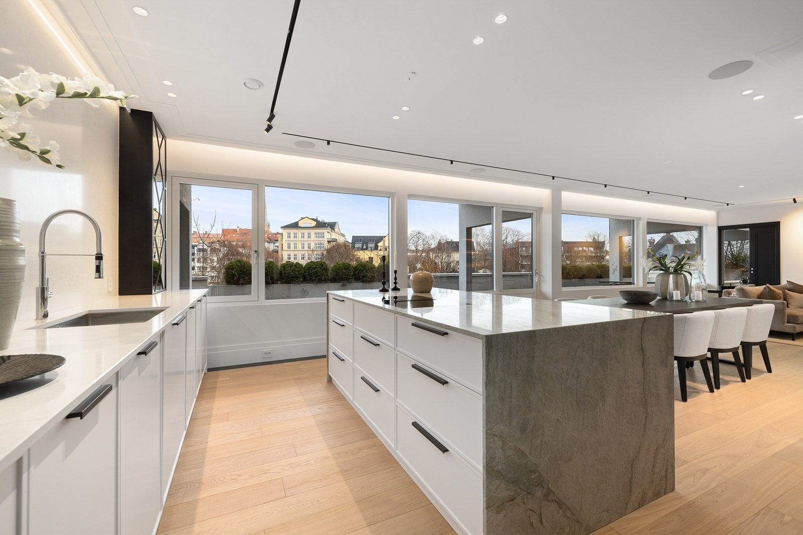 Hvitevarene har både avansert teknologi og et sofistikert ytre, som står i stil med kjøkkeninnredningen. Galleribilde