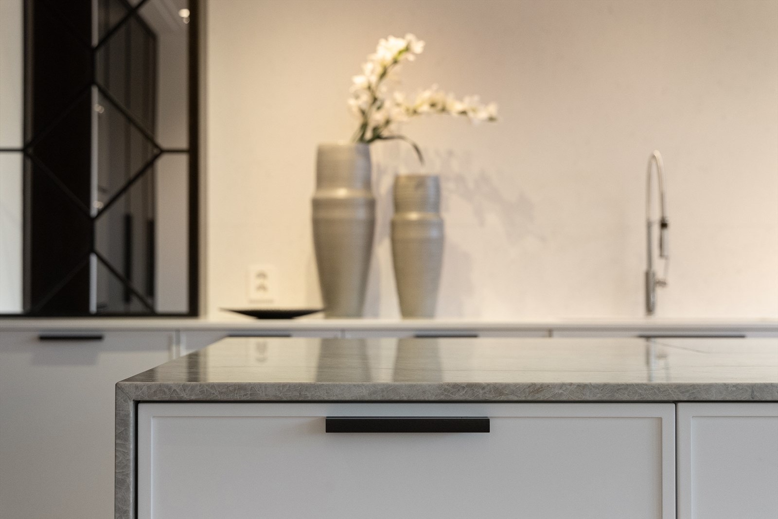 Kjøkkenøyen har waterfall steinbenkeplate med benkventilator. Galleribilde