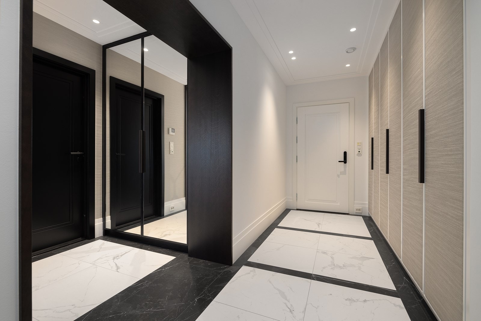 Leiligheten har en romslig og innbydende entré med spesialbygde garderobeløsninger. Galleribilde