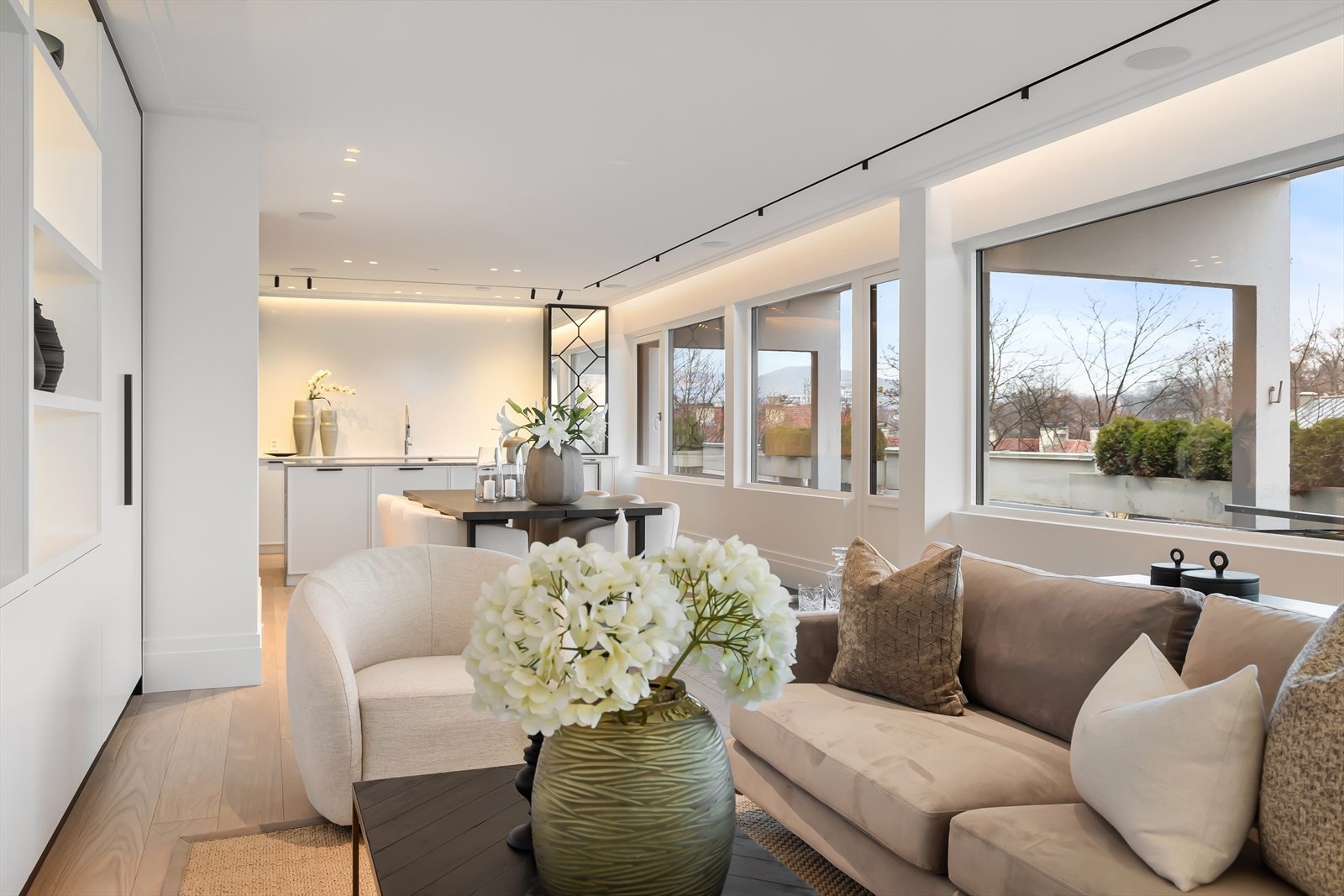 Stue og kjøkken skaper et hyggelig, åpent allrom, med spesiallagde løsninger og flotte detaljer. Galleribilde