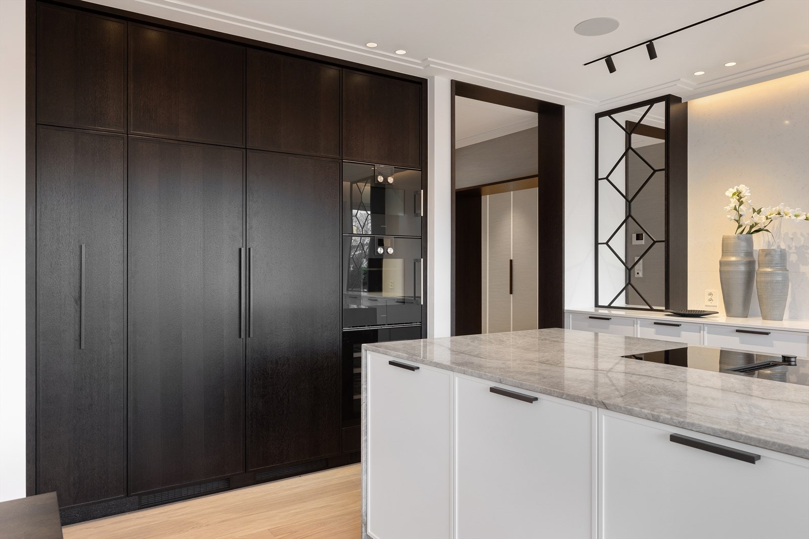 Kjøkkenet byr på godt med skap- og benkeplass. Galleribilde