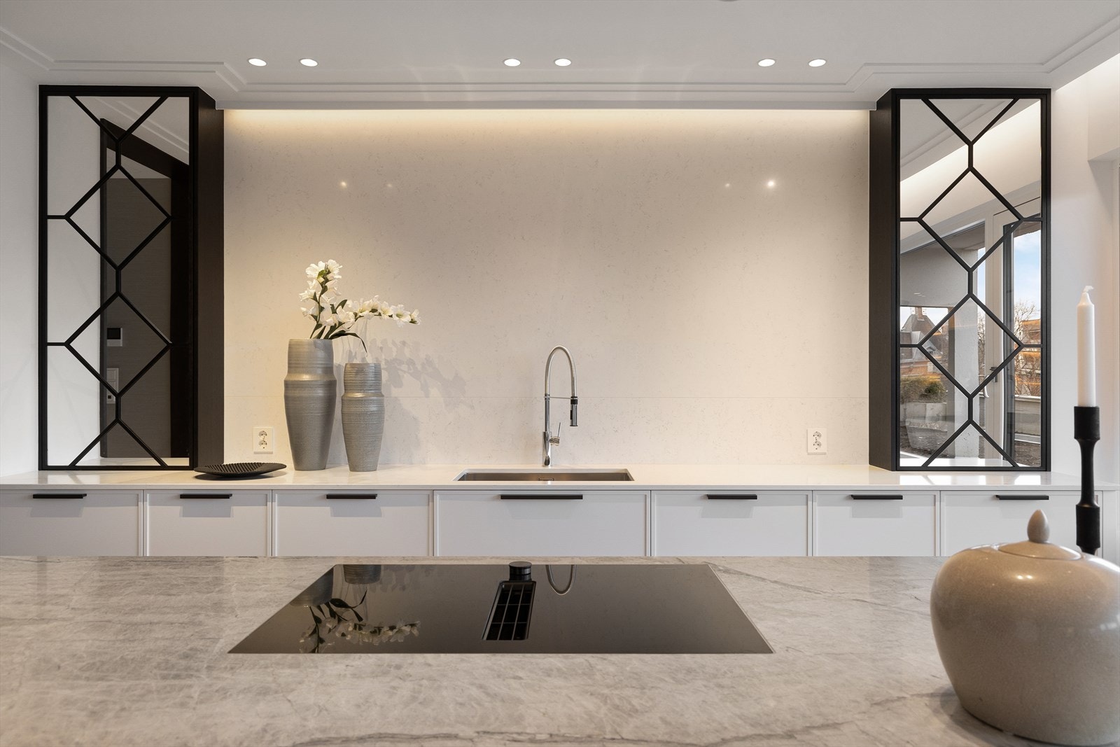 Eksklusivt, spesiallaget kjøkken med kombinasjon av lyse og mørke detaljer skaper et moderne inntrykk. Galleribilde