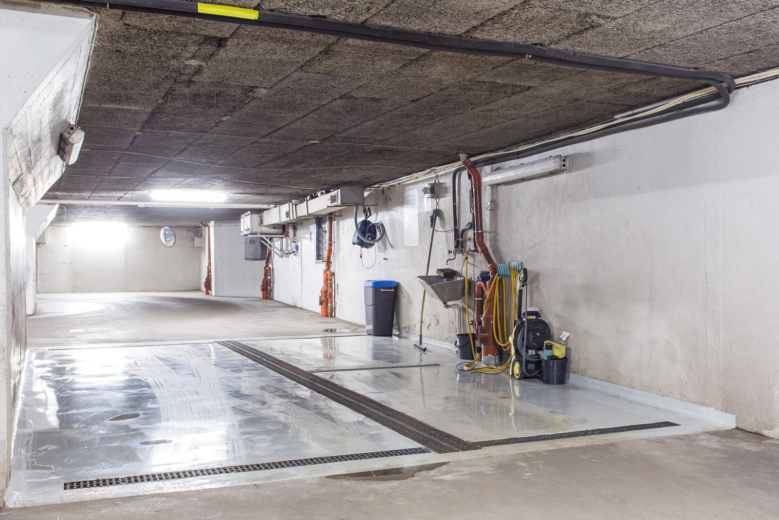 Garasje med praktisk vaskehall. Galleribilde