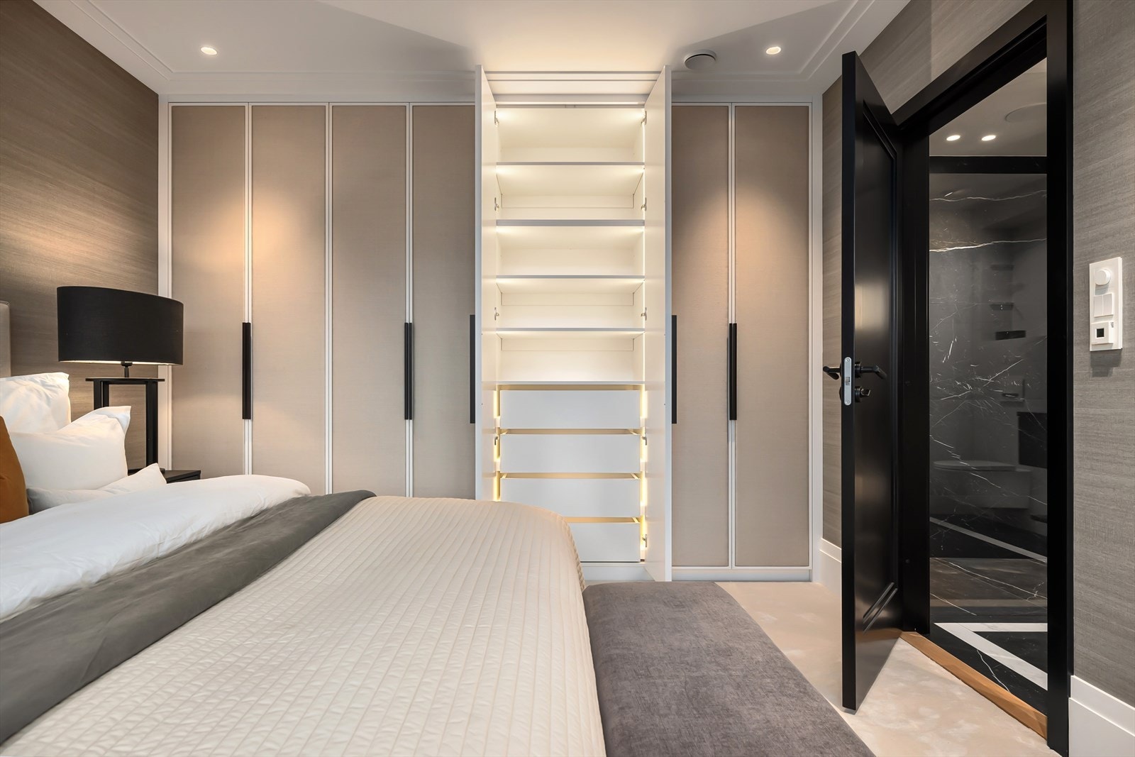 Mastersuiten har eget baderom og spesiallaget garderobe. Galleribilde