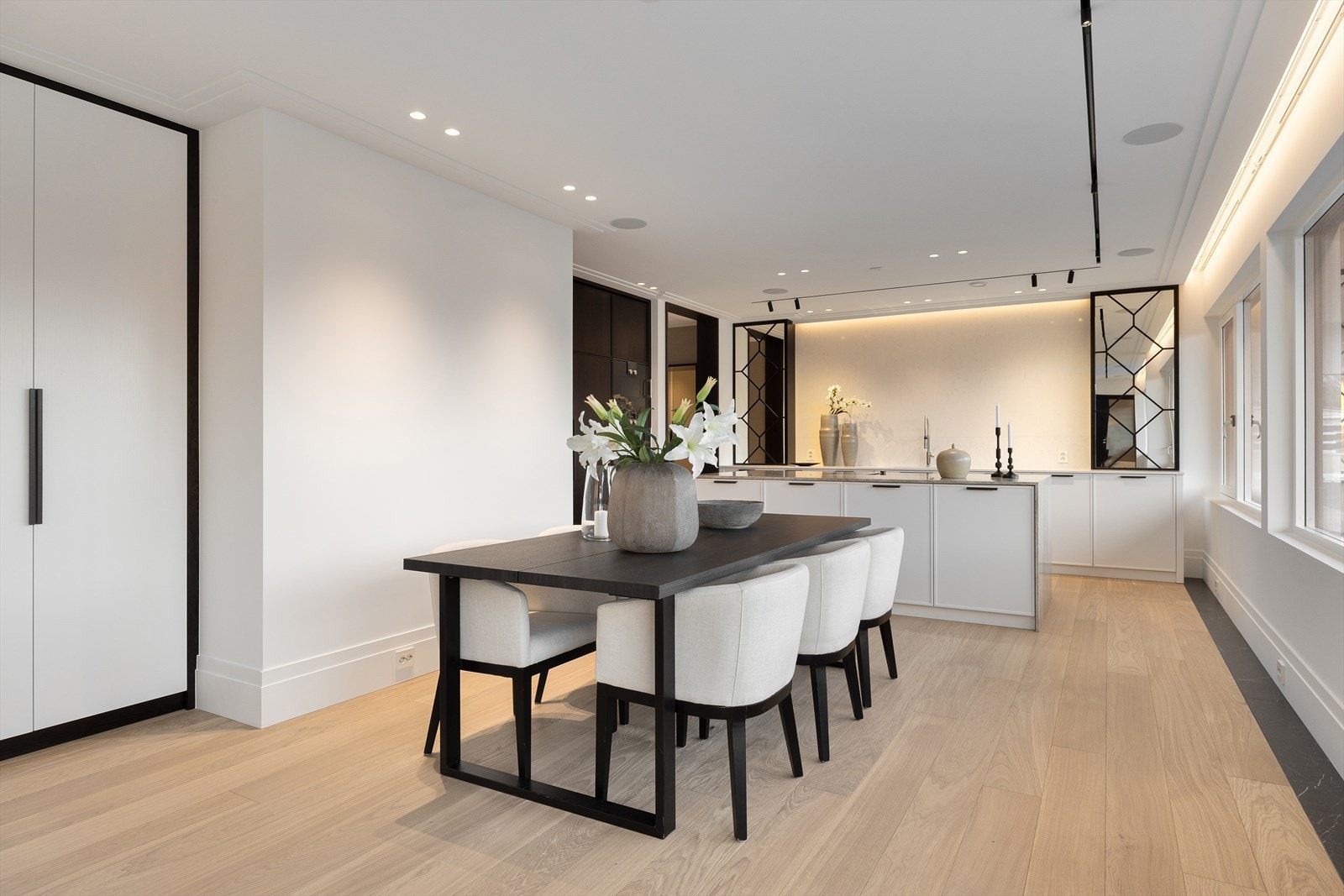 Kjøkkenet har en lekker kjøkkenøy mot spisesplassen, som er et opplagt samlingspunkt for familien. Galleribilde