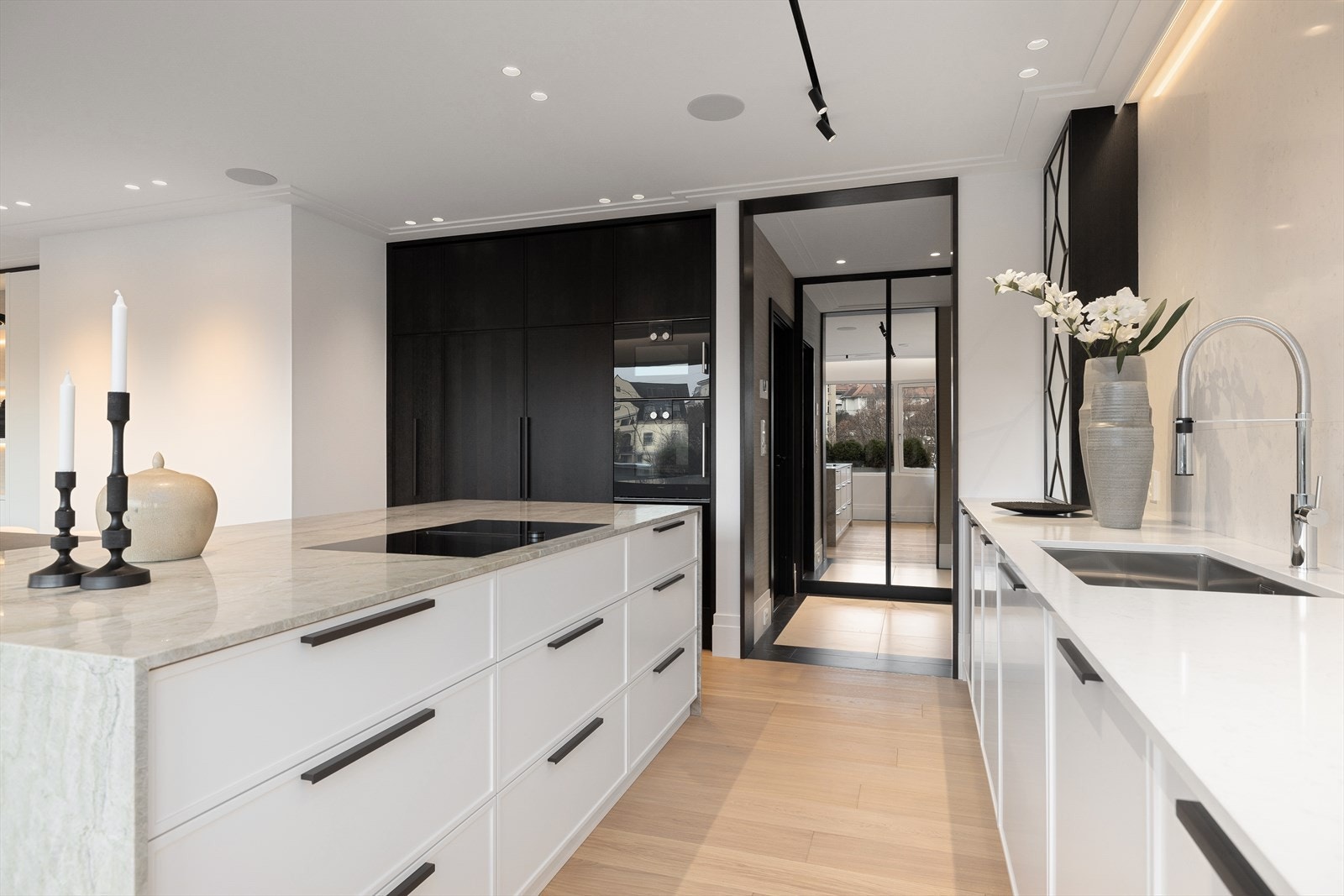 Kjøkkeninnredningen har flott benkeplate av stein og fronter av lakkert MDF og beiset eikefinér. Galleribilde