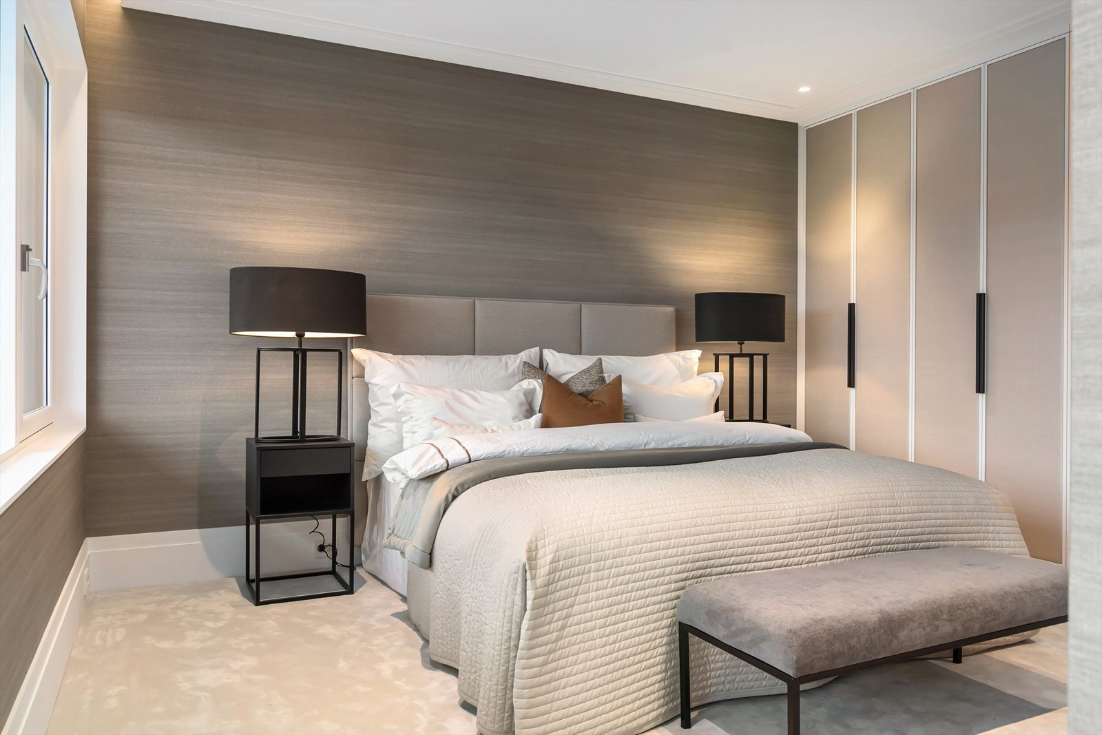 Leiligheten har to luftige soverom, med eksklusivt teppegulv og pent malte vegger i samme stil som resten av leiligheten. Galleribilde