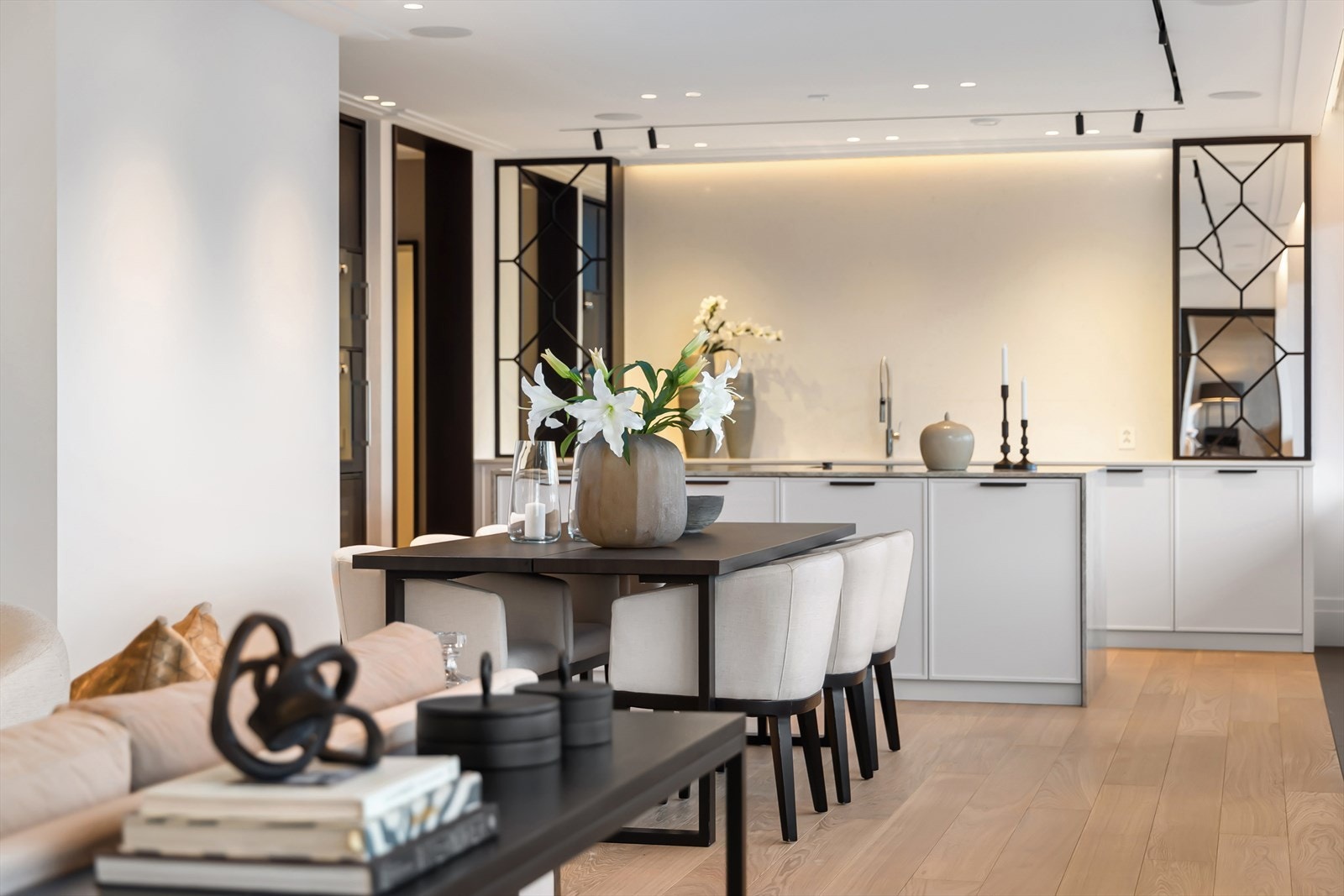 Belysning fra Light House. Magnitec Deep Track, innfelte lysskinner i tak. Galleribilde