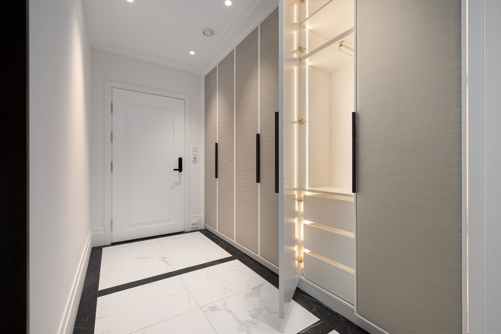 Entréen har lekre, italienske fliser med lun gulvvarme og dimbare downlights i himling. Galleribilde