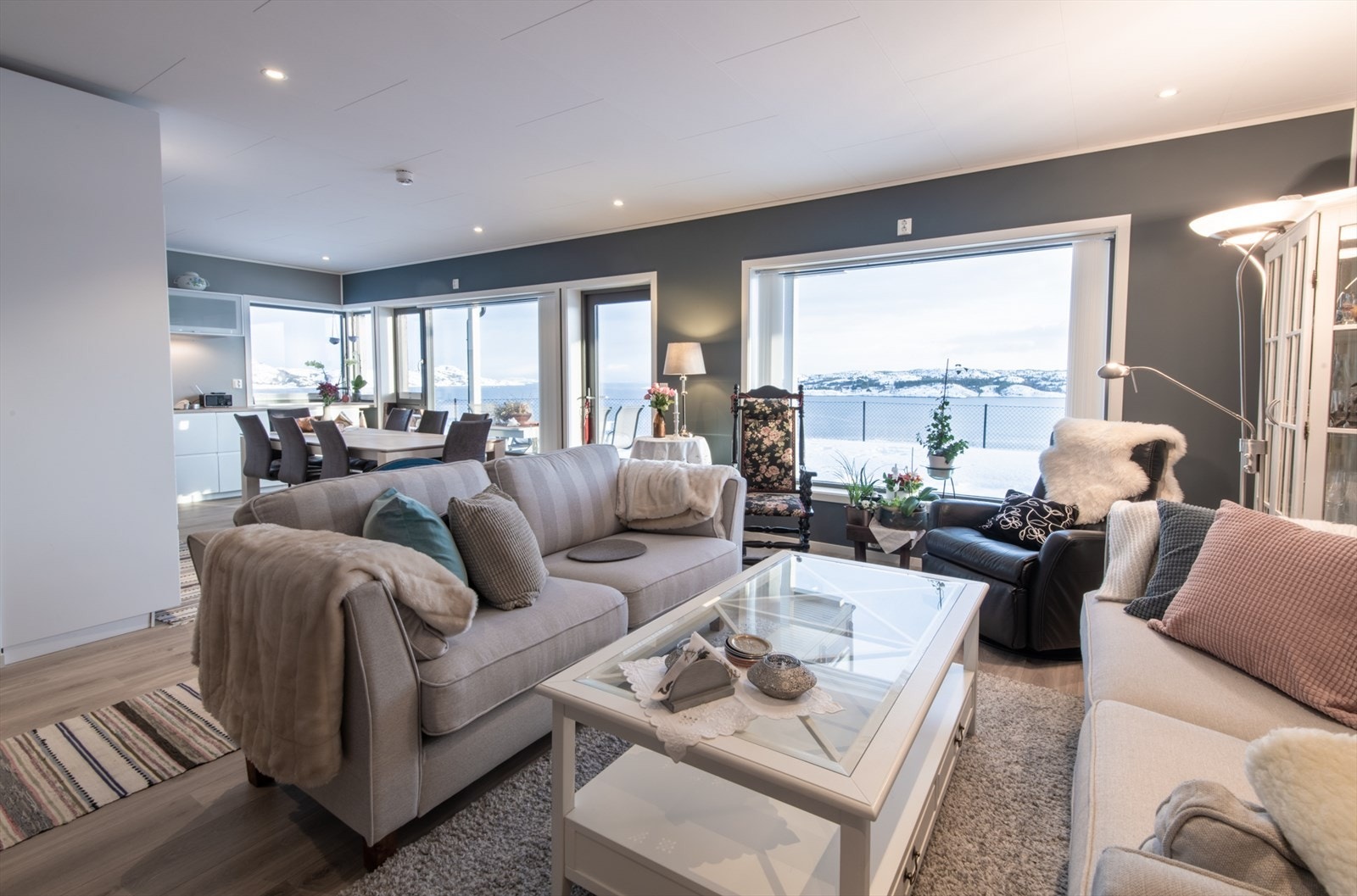 Leiligheten har stilfulle downlights i himlingen, som gir både optimal belysning og en lun, innbydende atmosfære Galleribilde