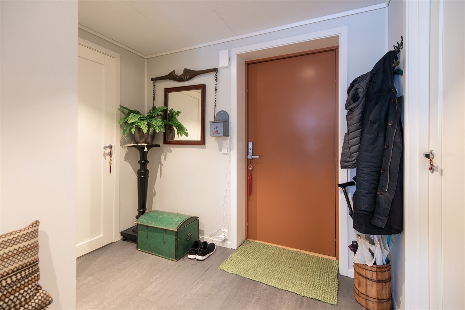 Praktisk flislagt inngangsparti med gulvvarme for ekstra komfort Galleribilde