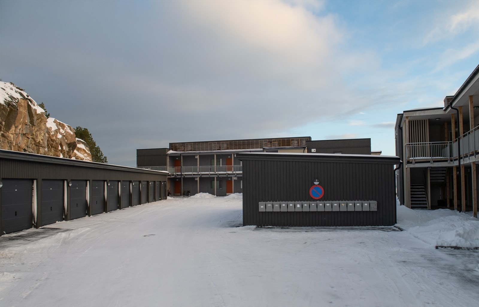 Med leiligheten følger det fast garasjeplass Galleribilde