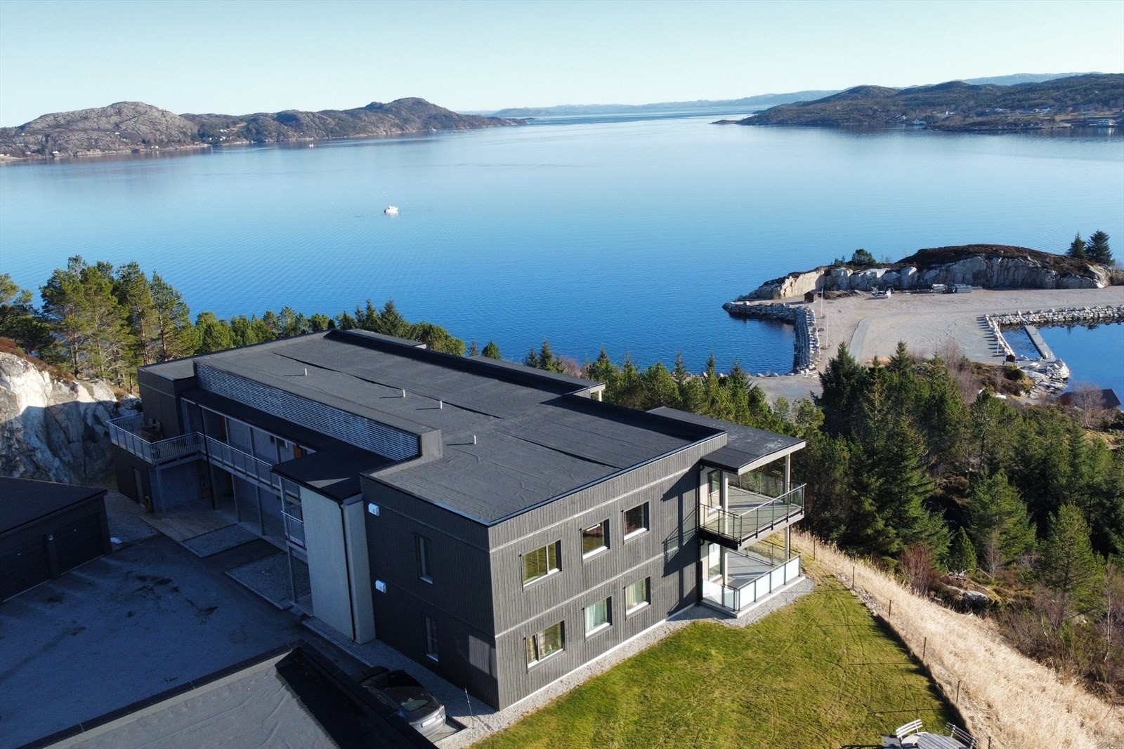 Leiligheten ligger i naturskjønne omgivelser, med sjøen som nærmeste nabo Galleribilde