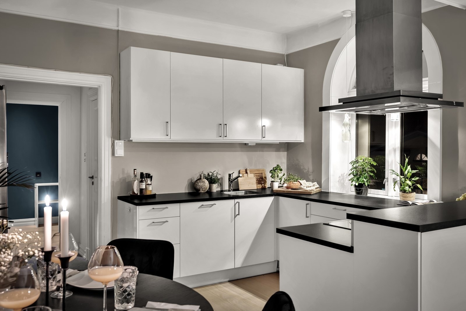 De glatte frontene og laminatbenkeplaten med nedfelt vaskekum gir et stilrent uttrykk, mens belysning over benken sørger for god arbeidslys. Galleribilde