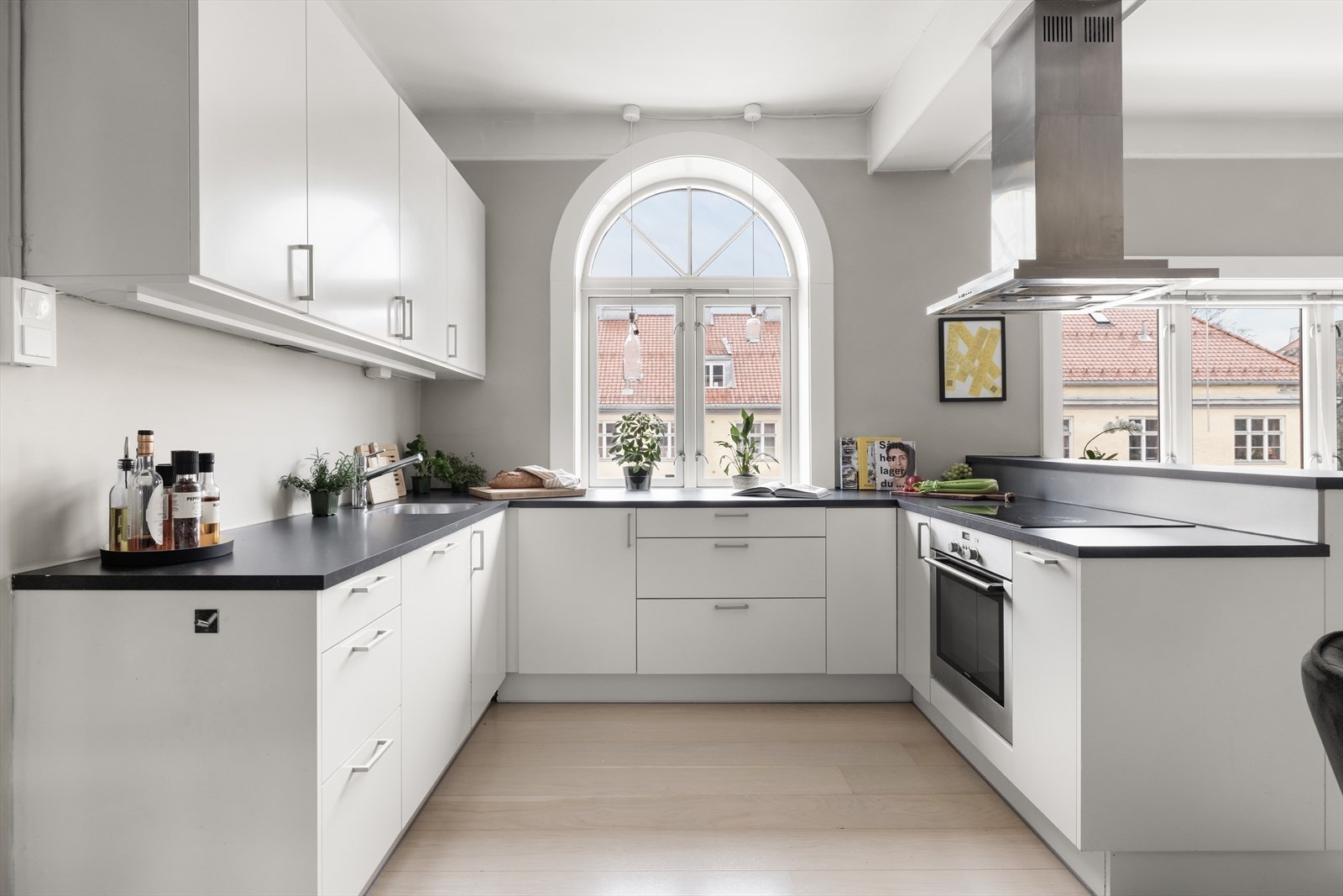 Stuen er lys og luftig med store vindusflater, inkludert et særegent og karakteristisk buevindu som slipper inn rikelig med naturlig lys. Galleribilde