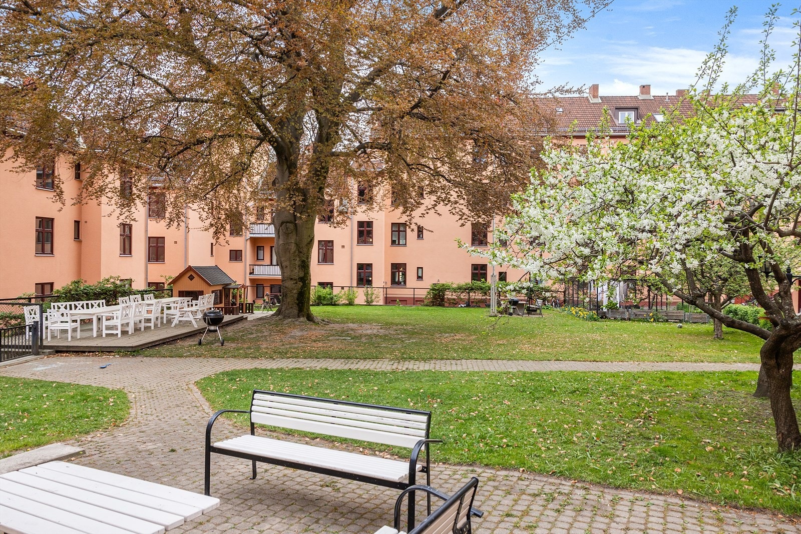 Leiligheten har også en flott beliggenhet ved idyllisk Vøienvolden gård. Galleribilde