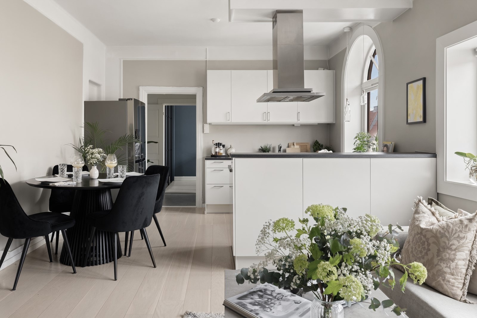 Bygården er fra 1920 og leiligheten bærer preg av den klassiske byggestilen i form av store rom, generøs takhøyde og store vindusflater. Galleribilde