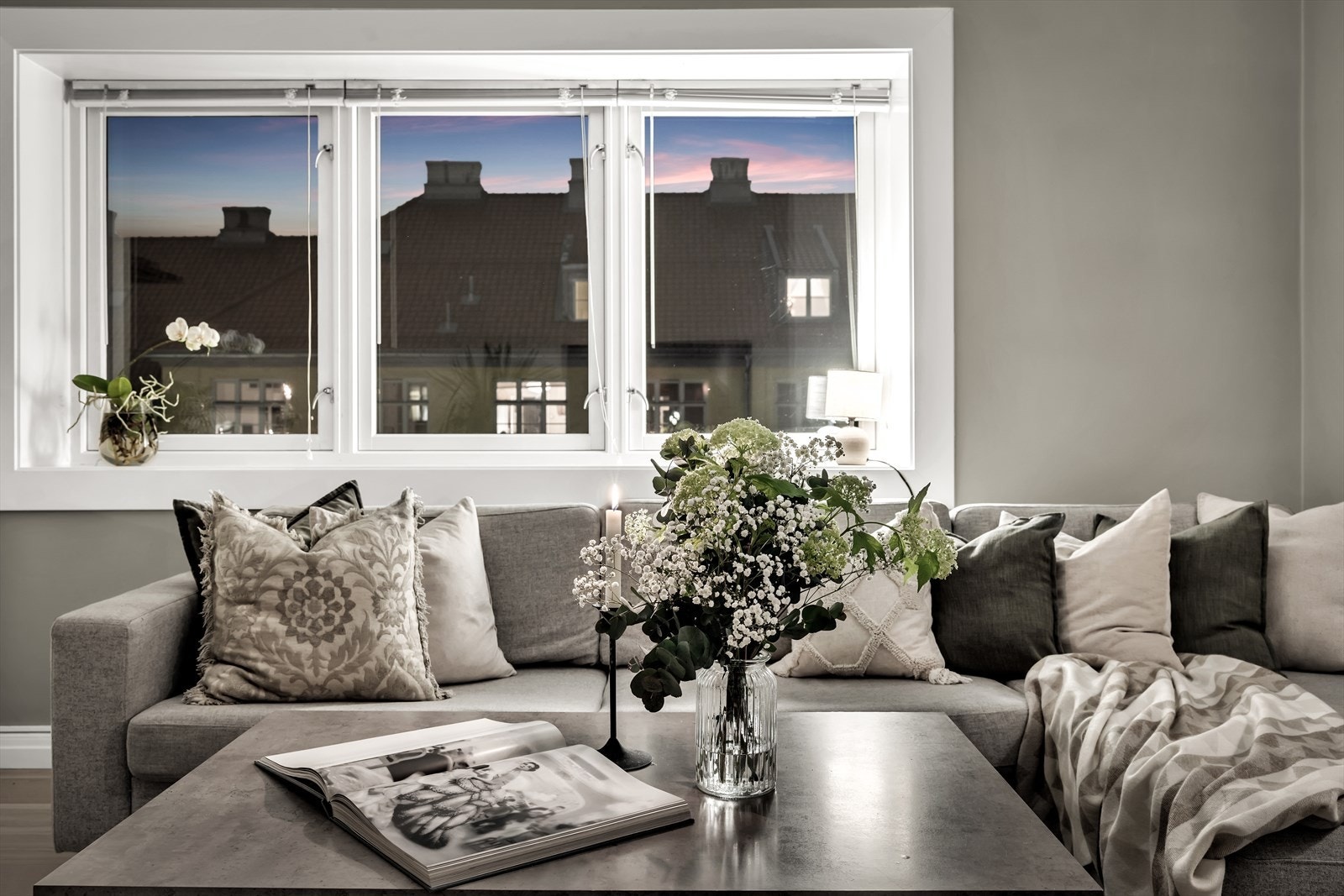 Leiligheten har vinduer med 2-lags energiglass, produsert i 2010, som bidrar til god isolasjon og energieffektivitet. Galleribilde