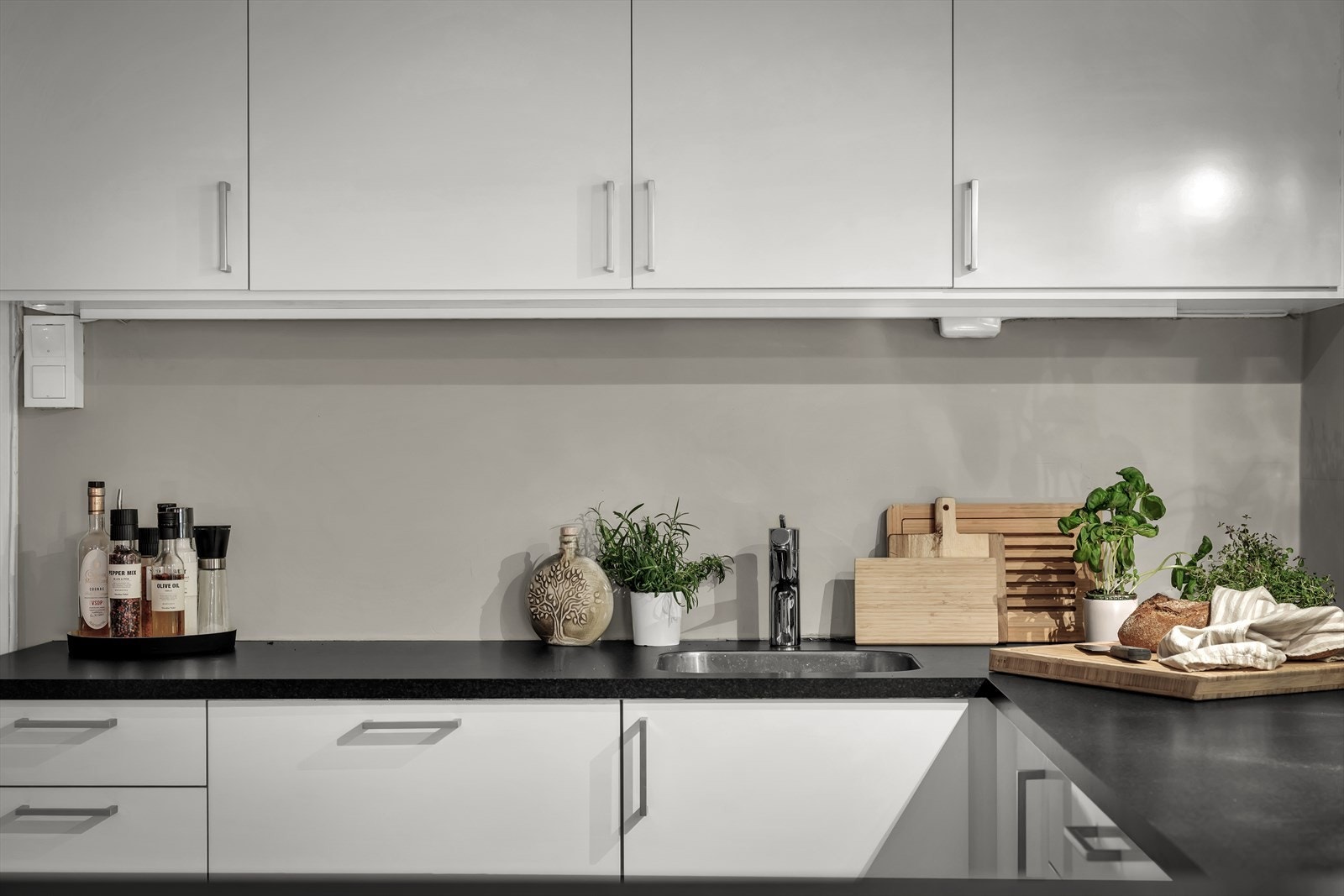 Kjøkkenet er fullt utstyrt med integrert induksjonstopp, stekeovn og oppvaskmaskin, samt en kullfilterventilator over kokeplassen. Galleribilde