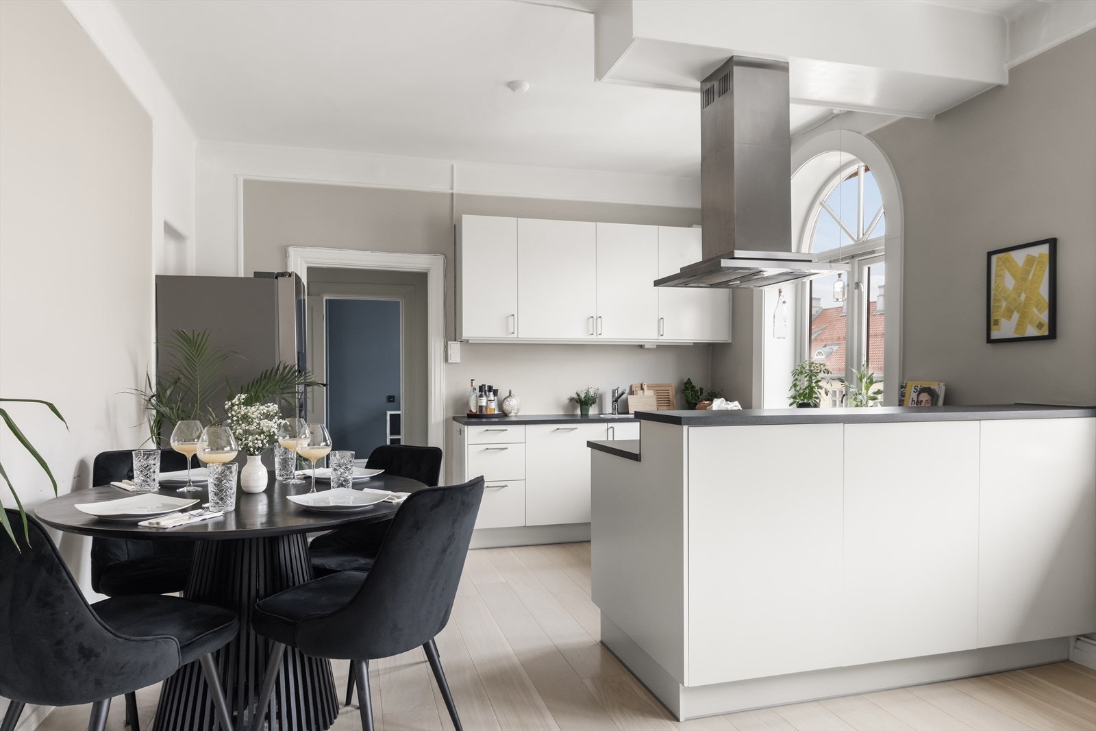 Moderne HTH-kjøkken fra 2008 med rikelig skap- og benkeplass, som er åpent mot stuen og skaper en luftig og sosial atmosfære. Galleribilde