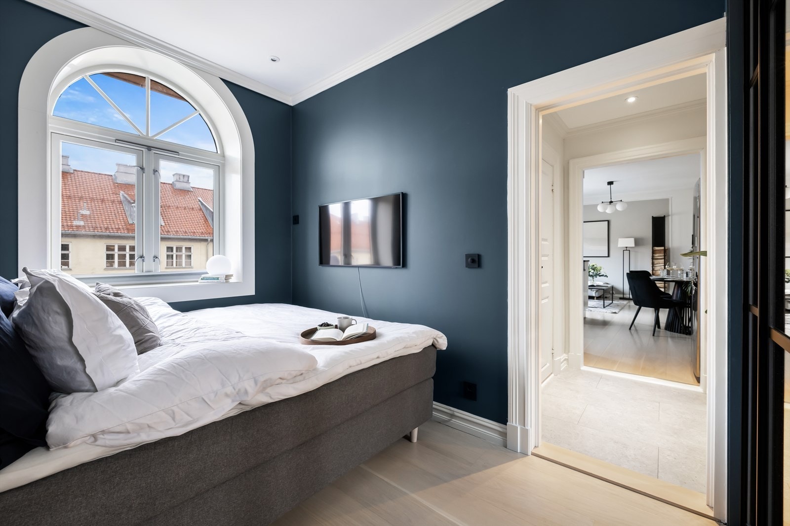 Et lunt og delikat soverommet med plass til dobbeltseng, nattbord og øvrige møbler. Galleribilde