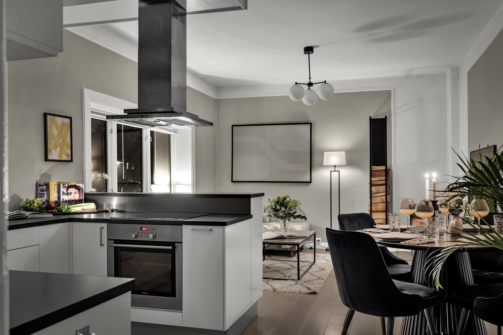 Det er plassert en ca. 120-liters varmtvannsbereder i kjøkkeninnredningen. Galleribilde