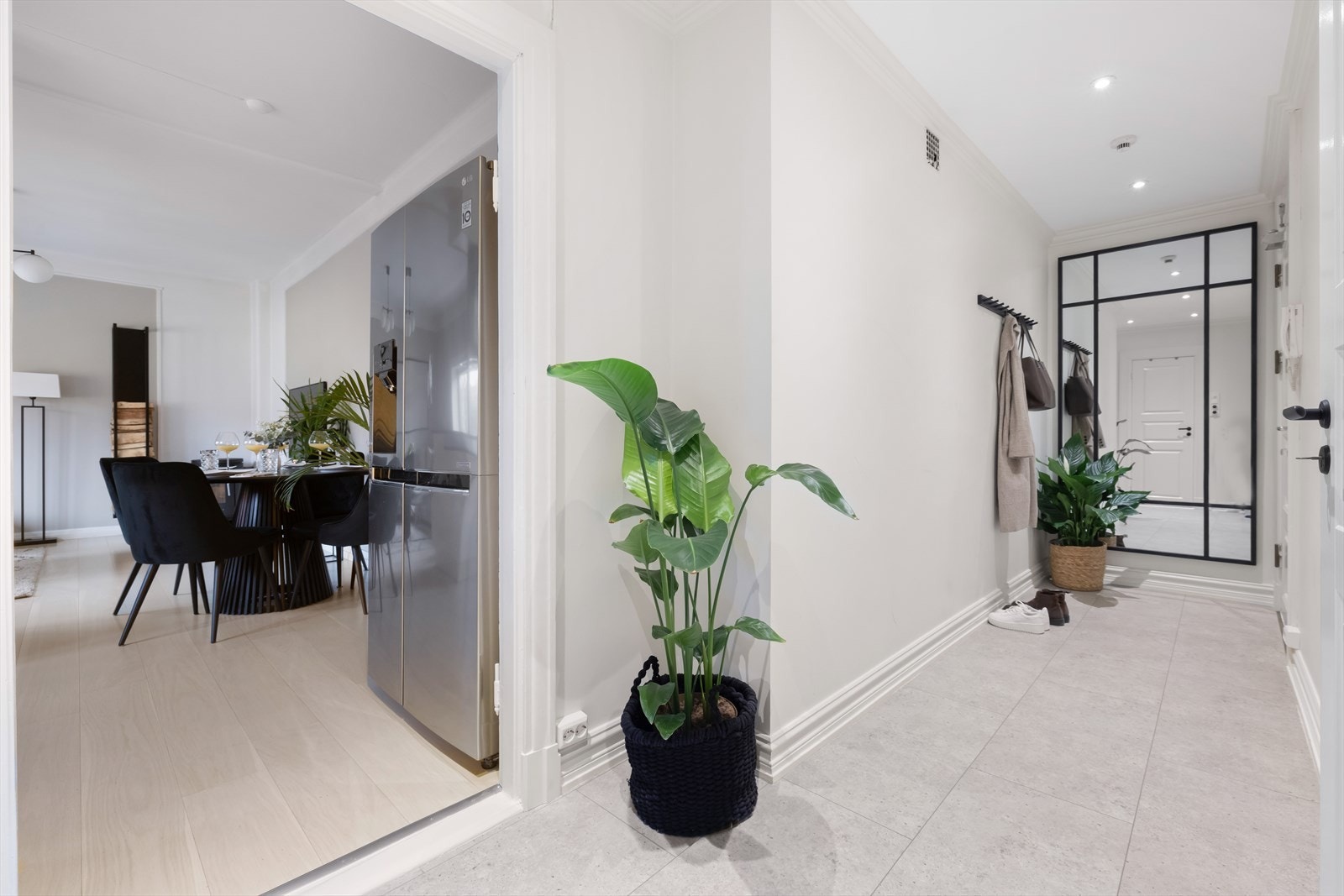 Leiligheten har en innbydende entré med lyse laminatfliser og downlights i taket, som gir et stilrent uttrykk og et godt førsteinntrykk. Galleribilde