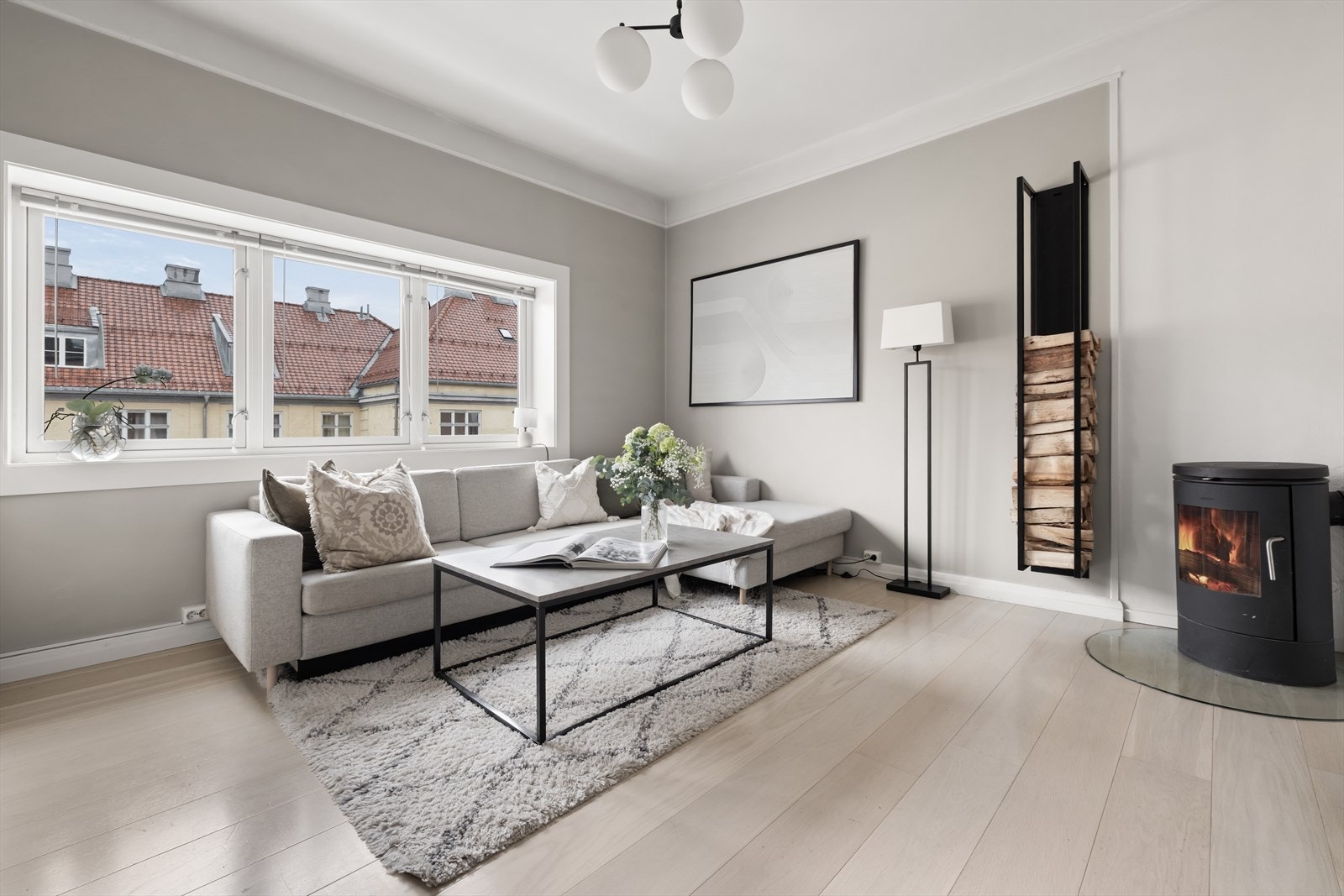 Gulvet er belagt med stilfull parkett, og veggene er malt i delikate, moderne fargetoner. Galleribilde