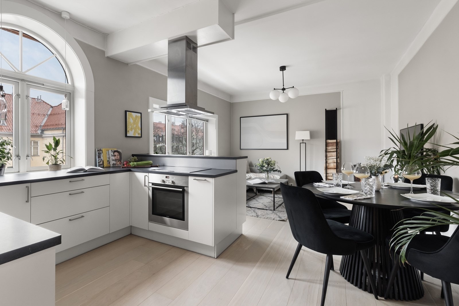 Den generøse takhøyden på 2,80 meter forsterker romfølelsen. Galleribilde