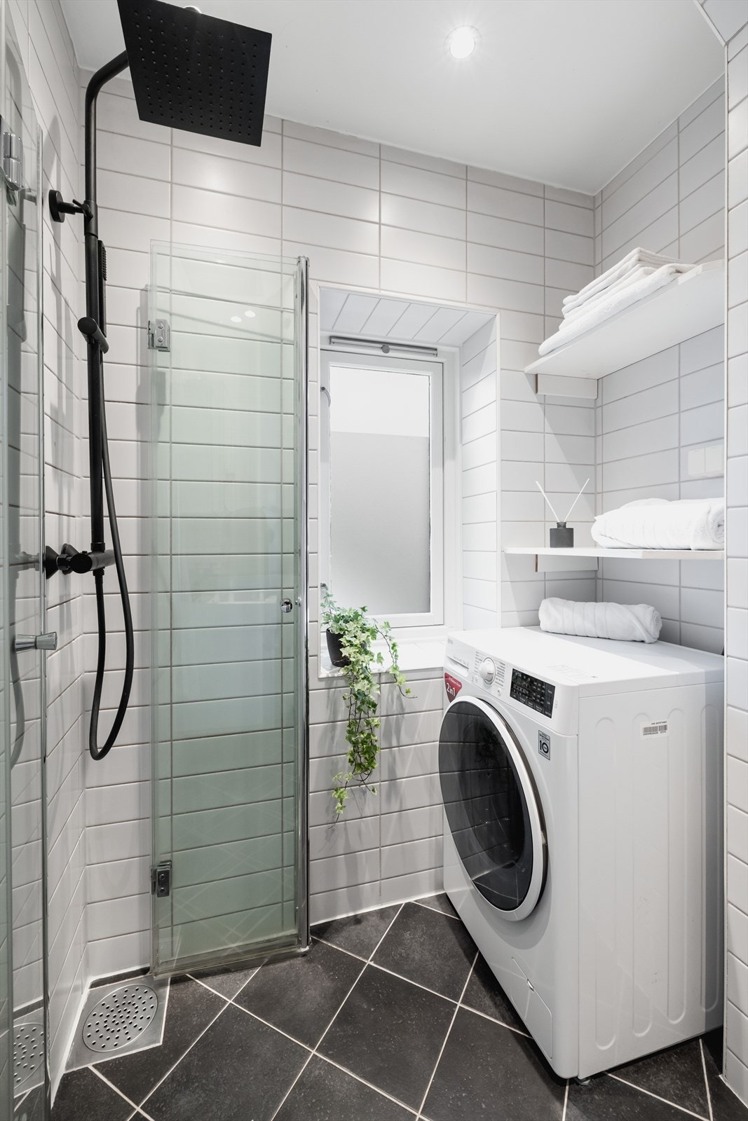 Det er opplegg for vaskemaskin og naturlig avtrekk. Galleribilde