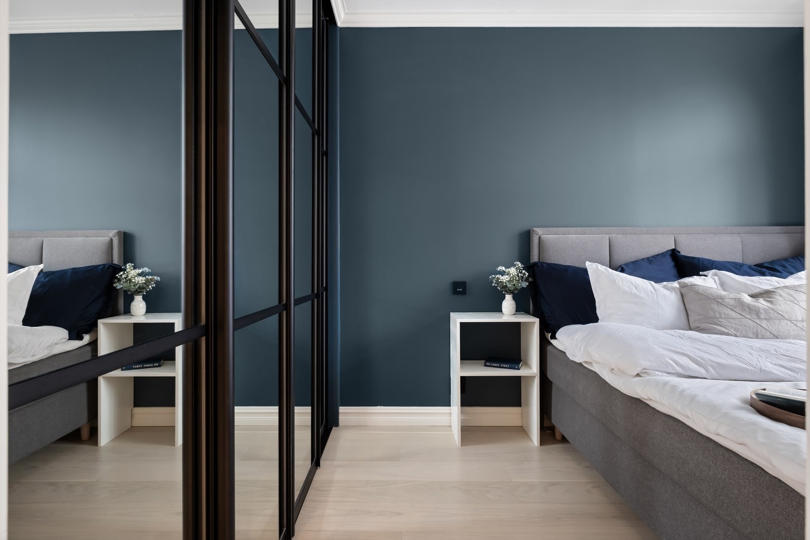 I tillegg byr en romslig skyvedørsgarderobe på rikelig oppbevaringsplass. Galleribilde