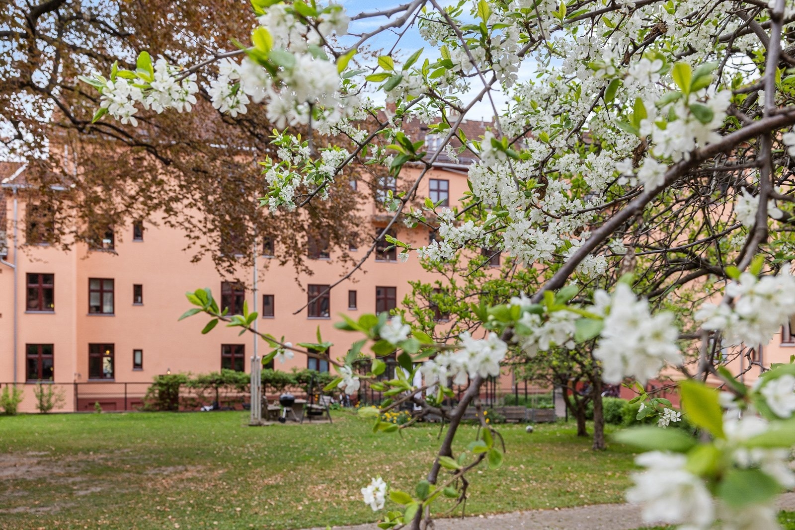 Borettslaget Vøyenvollen består av 184 andelsleiligheter. Det er to bakgårder, en i nedre og en i øvre gård (nord). Galleribilde
